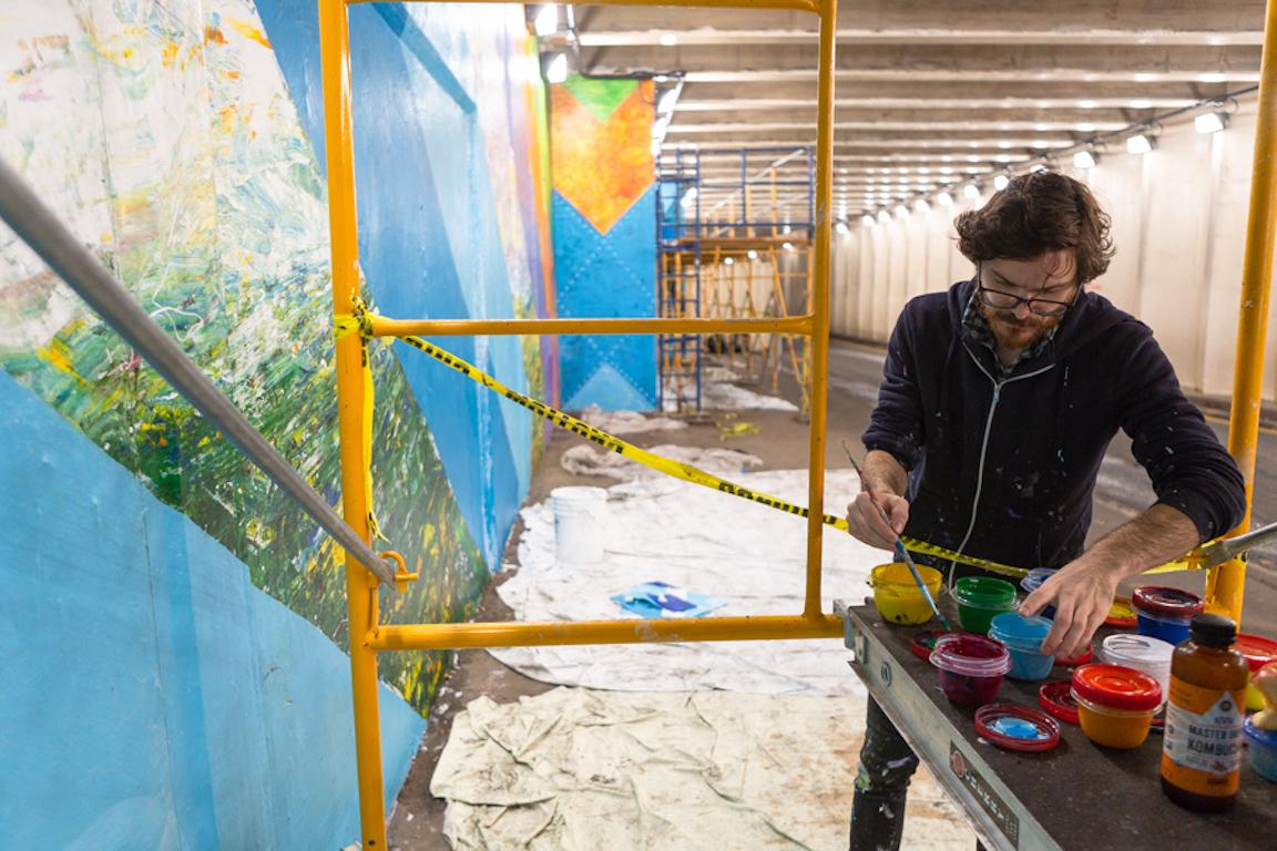 Si tratta di un quadro originale di natura morta di frutta (mele) con una composizione geometrica fratturata. L'artista ha realizzato il dipinto una sezione alla volta. Quando lavorava su una sezione, l'artista bloccava il resto della composizione