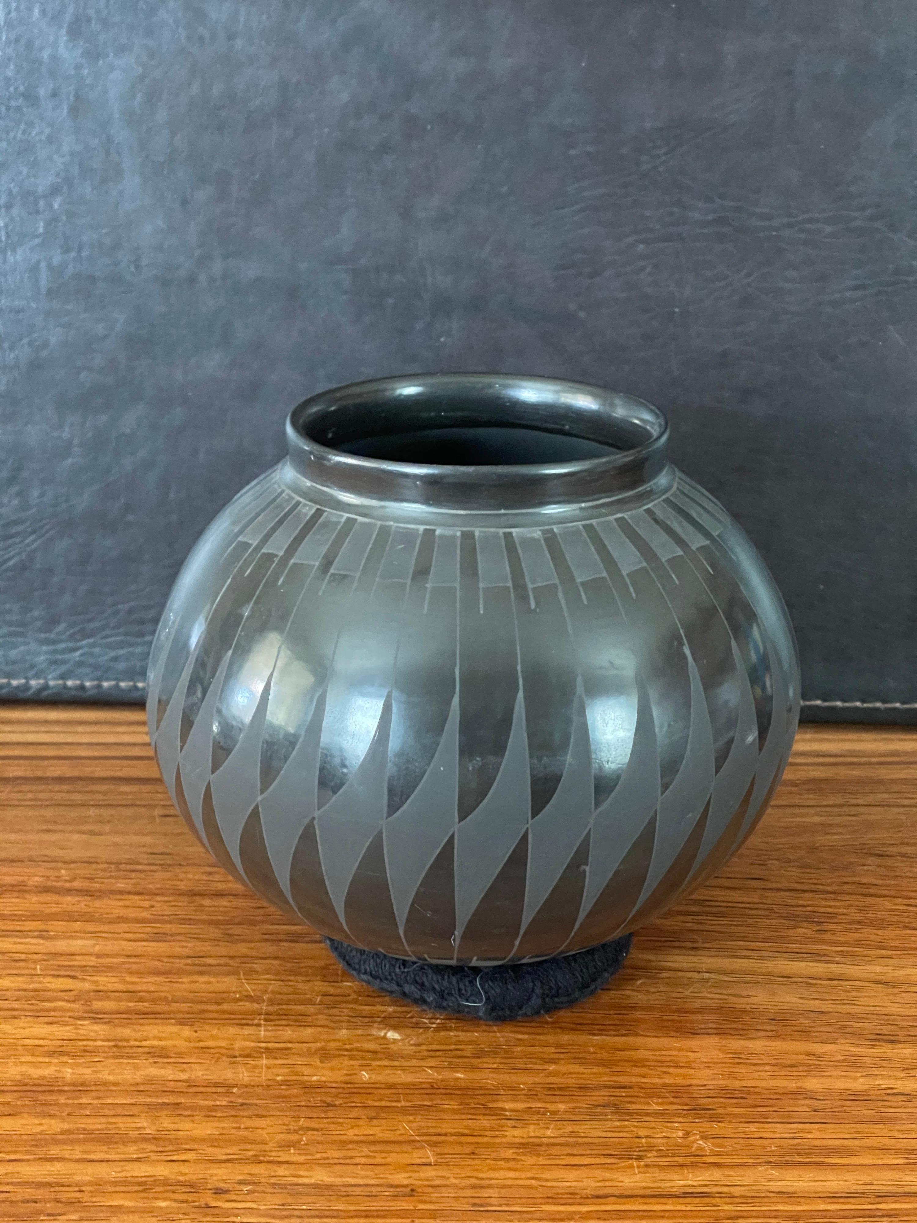 Mexicain Vase géométrique Mata Ortiz en faïence noire de David Ortiz en vente
