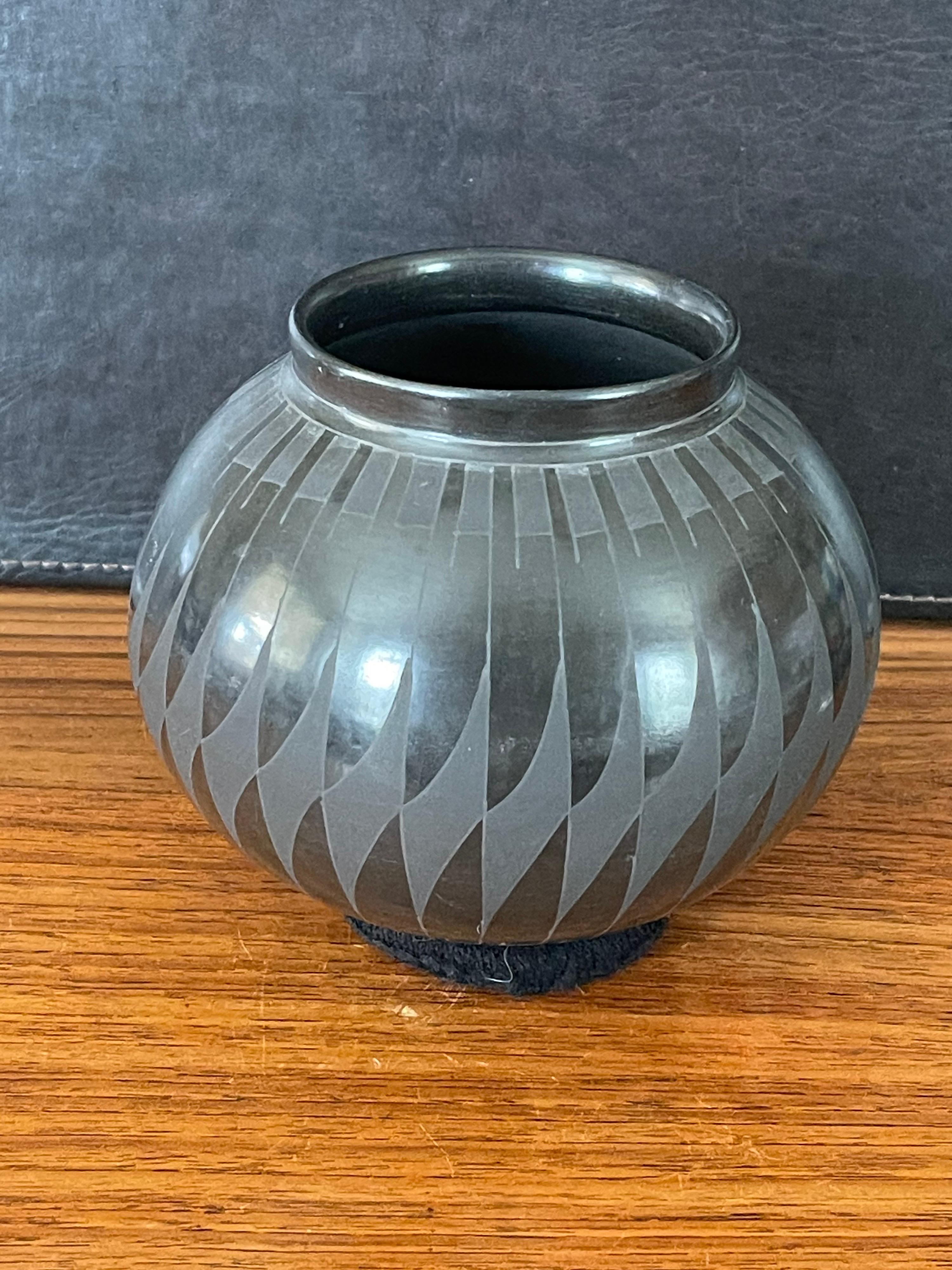 Vase géométrique Mata Ortiz en faïence noire de David Ortiz Bon état - En vente à San Diego, CA