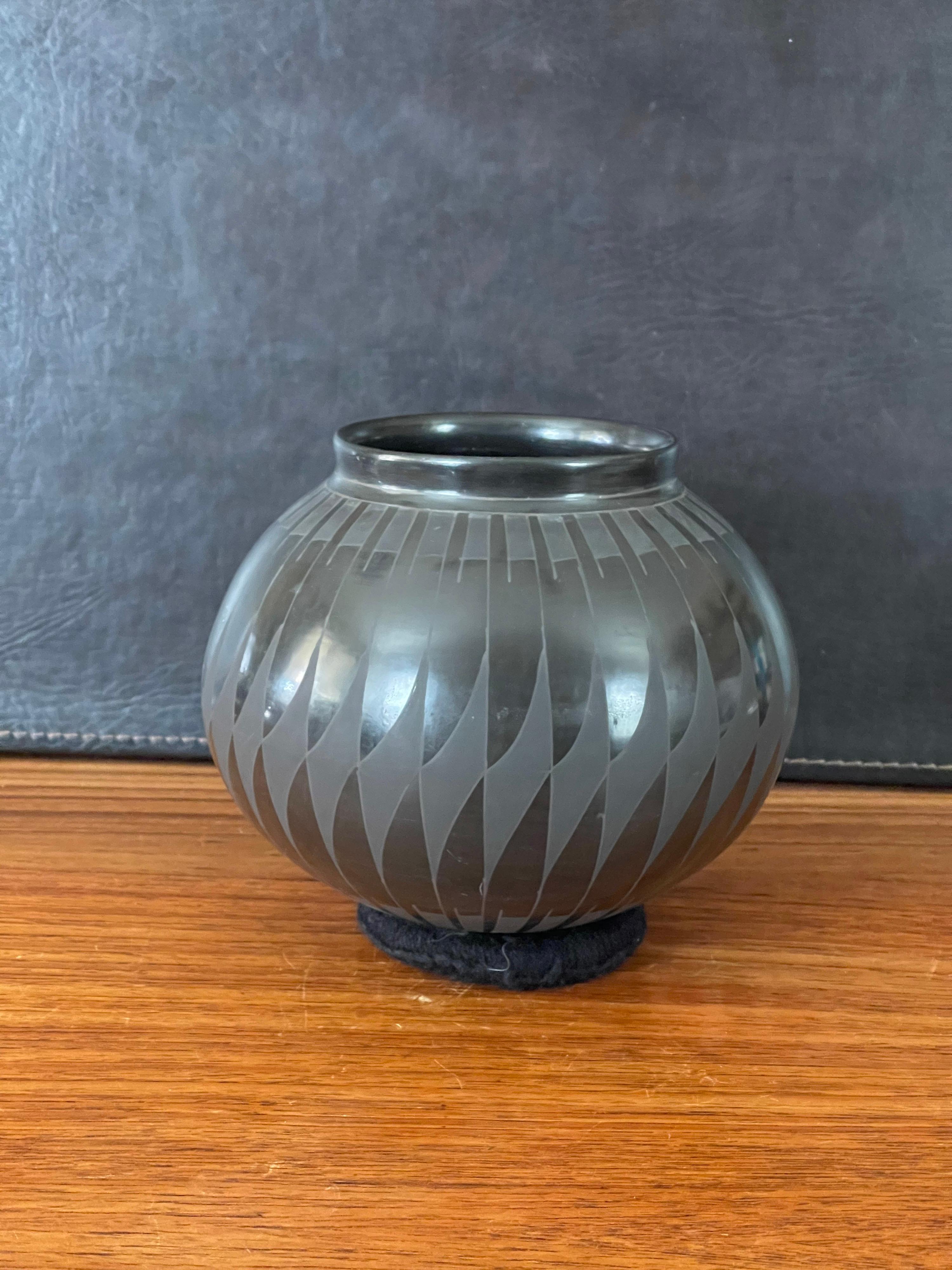 20ième siècle Vase géométrique Mata Ortiz en faïence noire de David Ortiz en vente