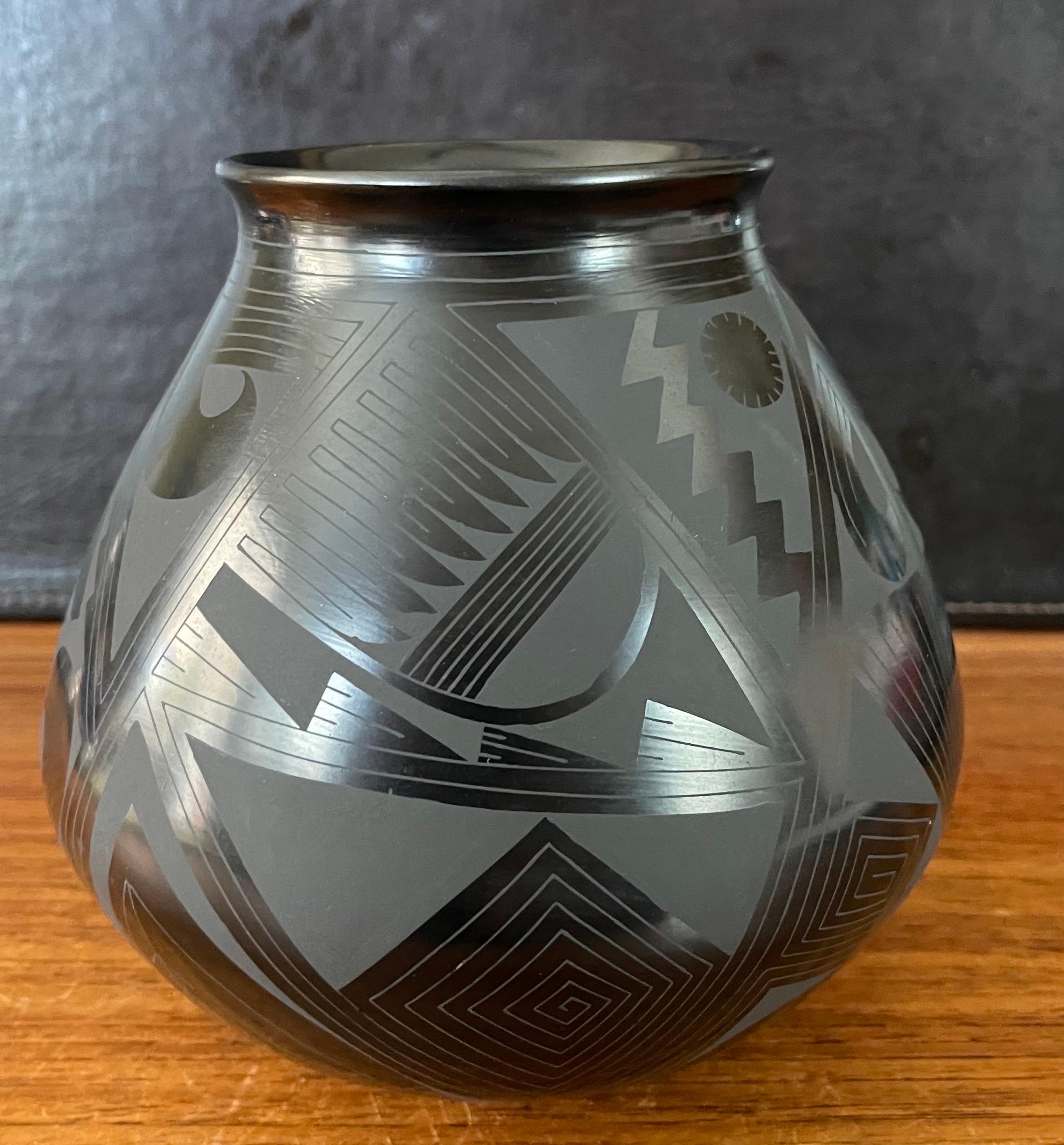 Mata Ortiz Geometric Blackware Vase by Octavio Andrew For Sale 2