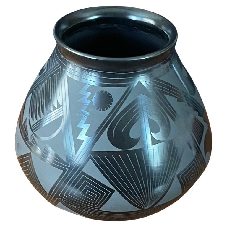 Vaso geometrico in ceramica nera Mata Ortiz di Octavio Andrews in vendita  su 1stDibs