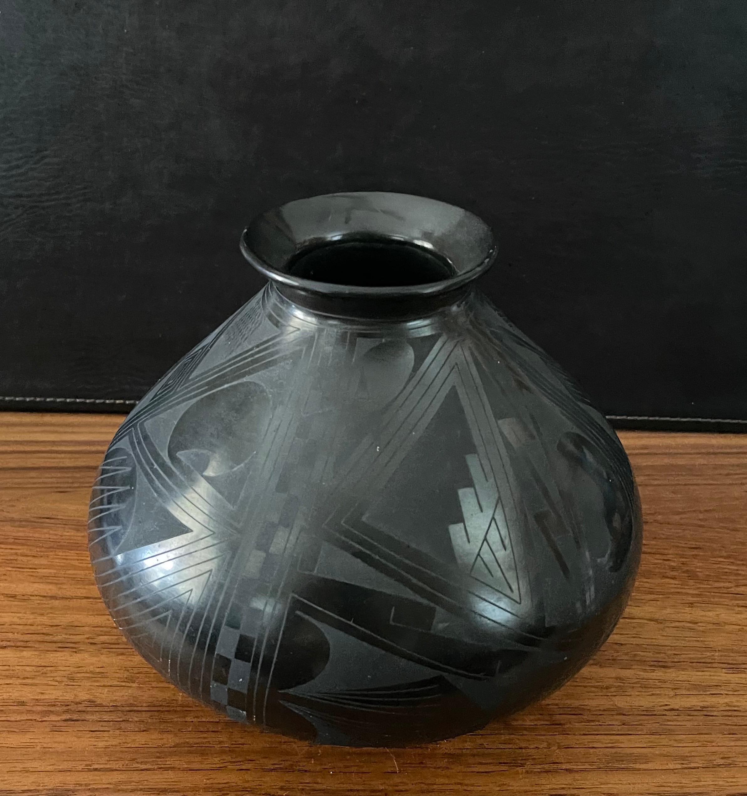 Mata Ortiz Geometric Blackware Vase by Octavio Andrew In Good Condition In San Diego, CA
