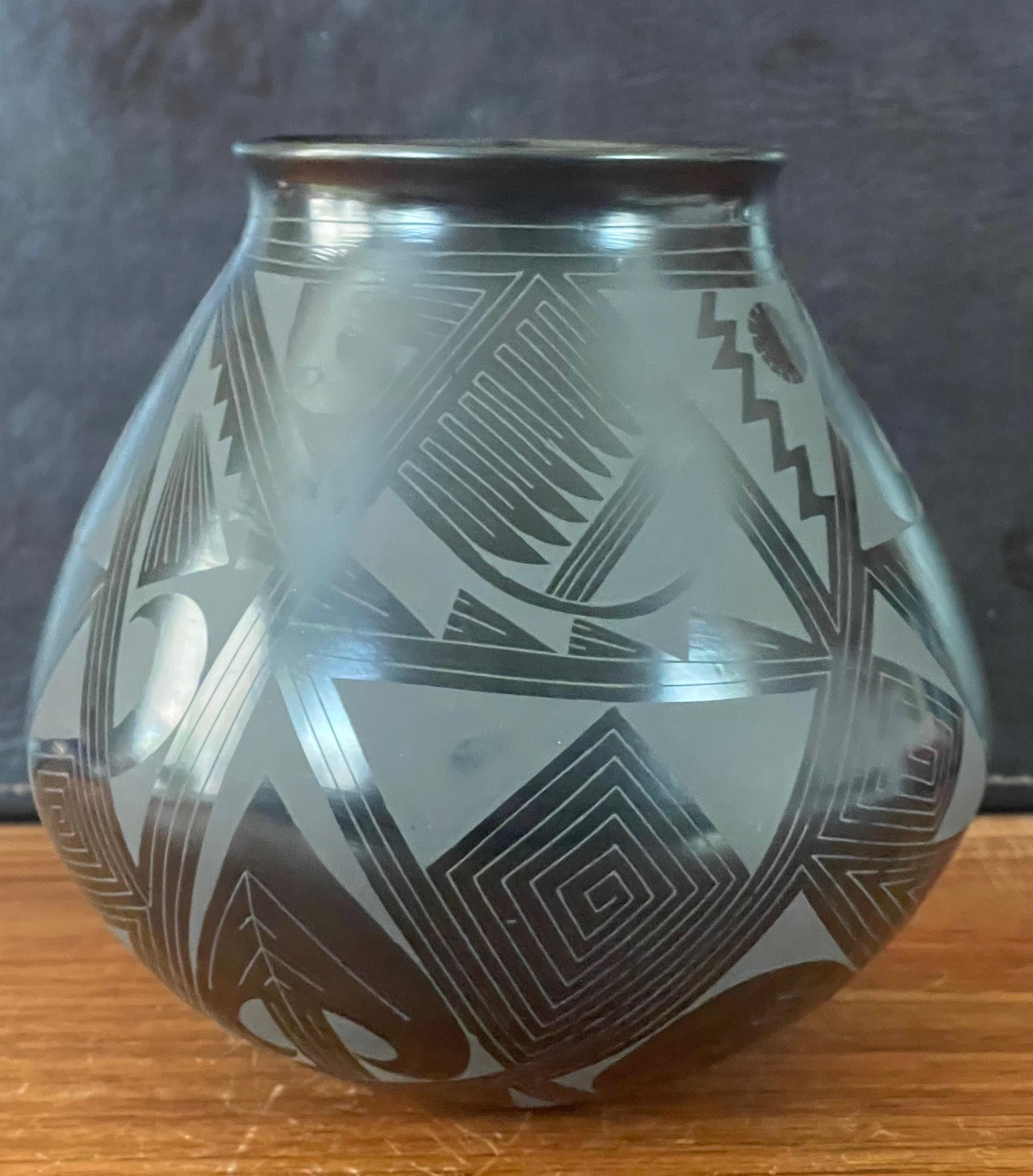 Mexican Mata Ortiz Geometric Blackware Vase by Octavio Andrew For Sale