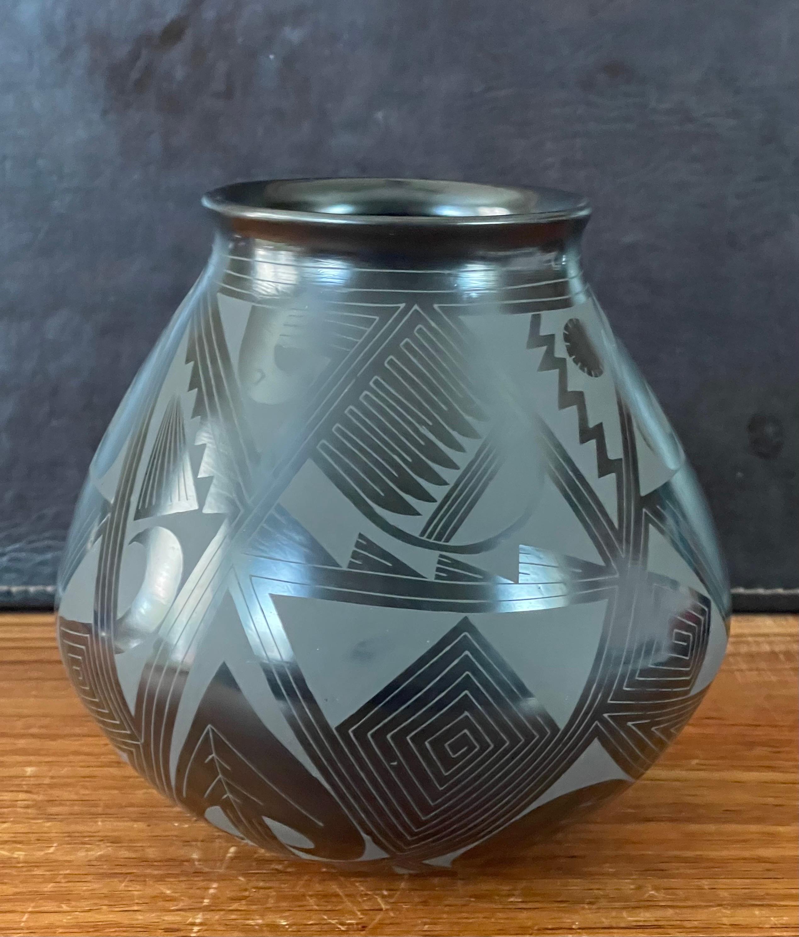 Mata Ortiz Geometric Blackware Vase by Octavio Andrew In Good Condition For Sale In San Diego, CA