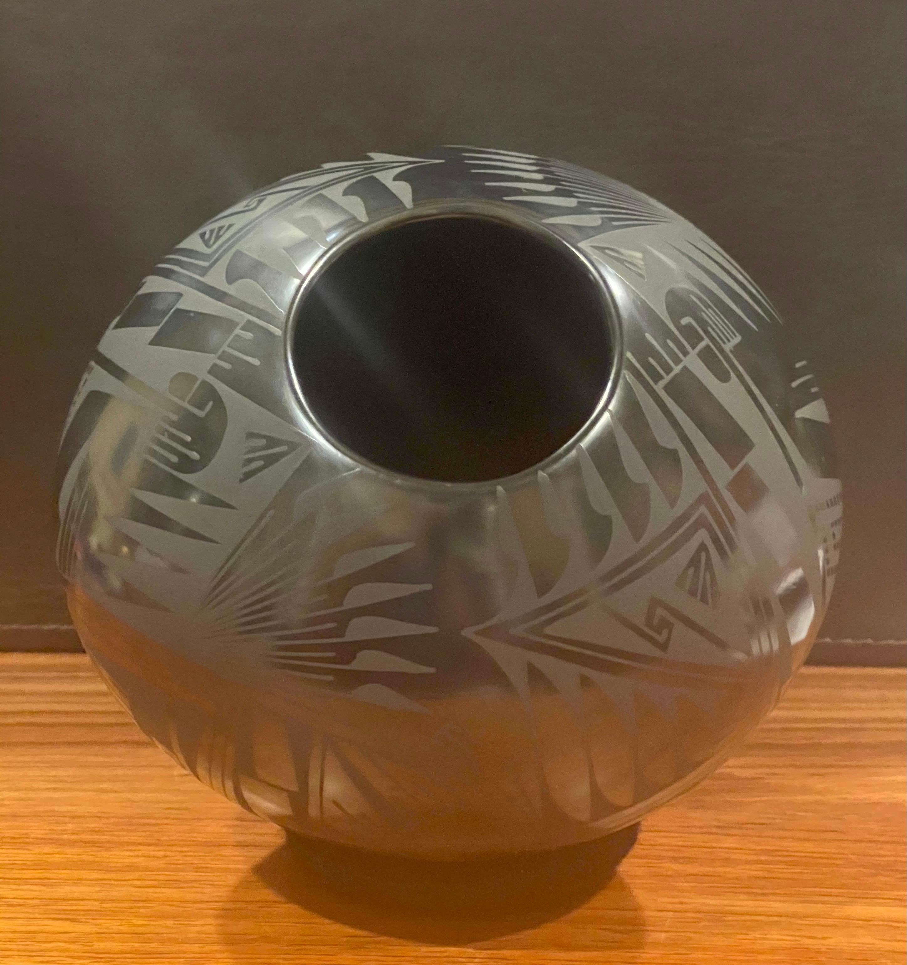 Mata Ortiz Geometric Blackware Vase by Oscar Quezada For Sale 4
