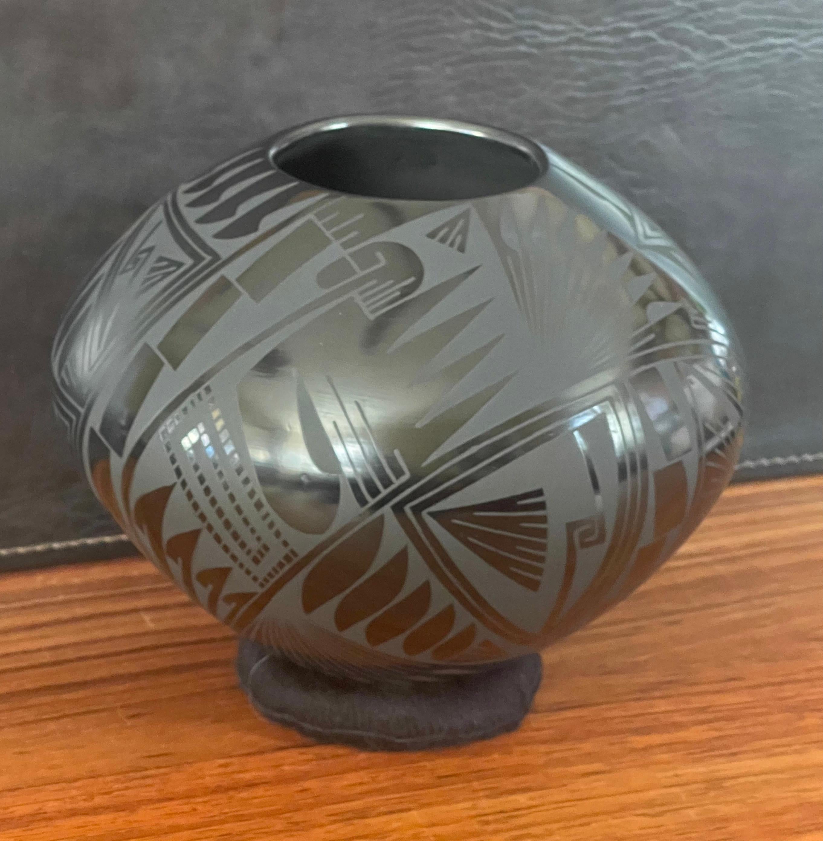 Mata Ortiz Geometric Blackware Vase by Oscar Quezada For Sale 5