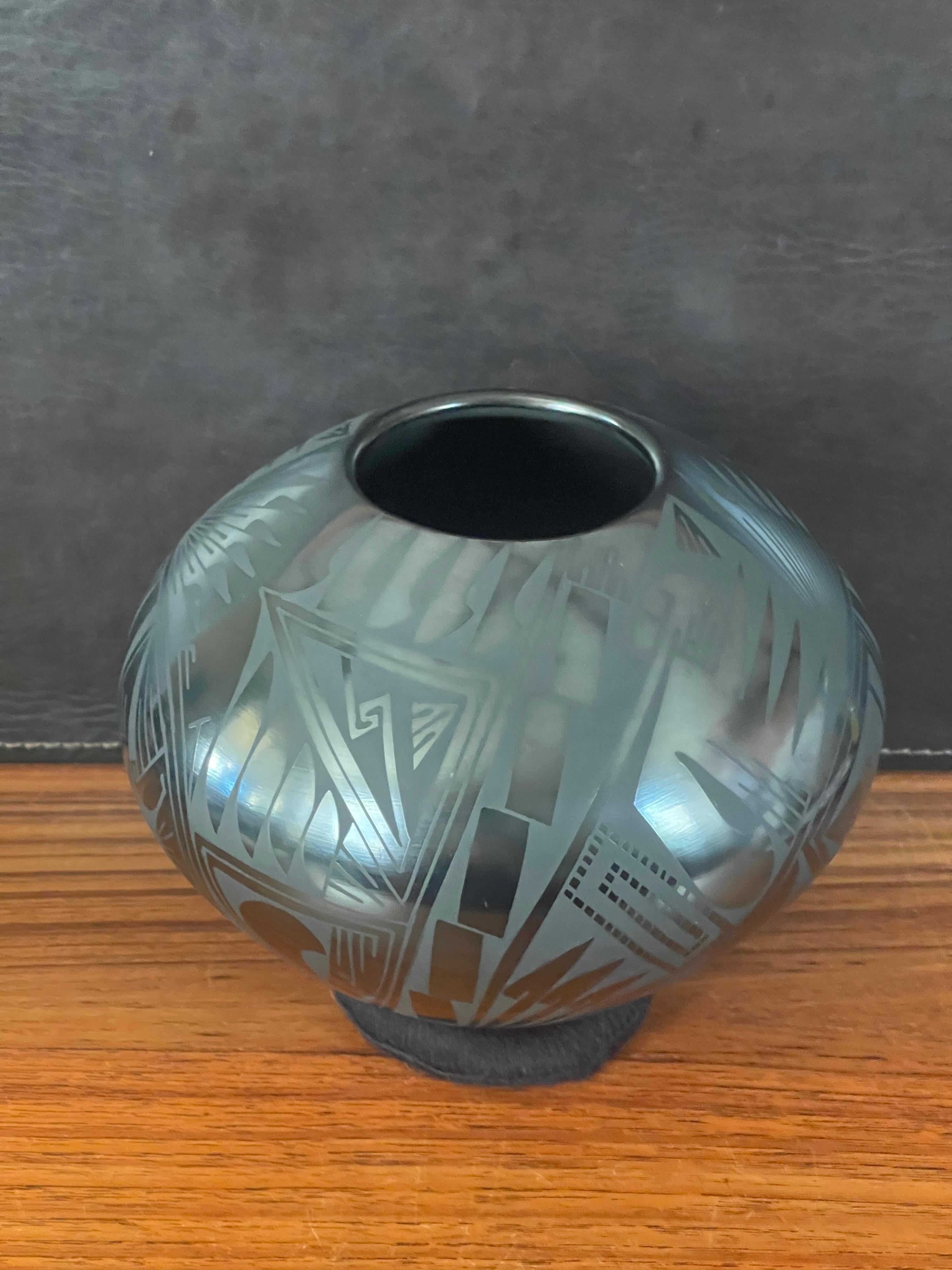 Mata Ortiz Geometric Blackware Vase by Oscar Quezada In Good Condition For Sale In San Diego, CA