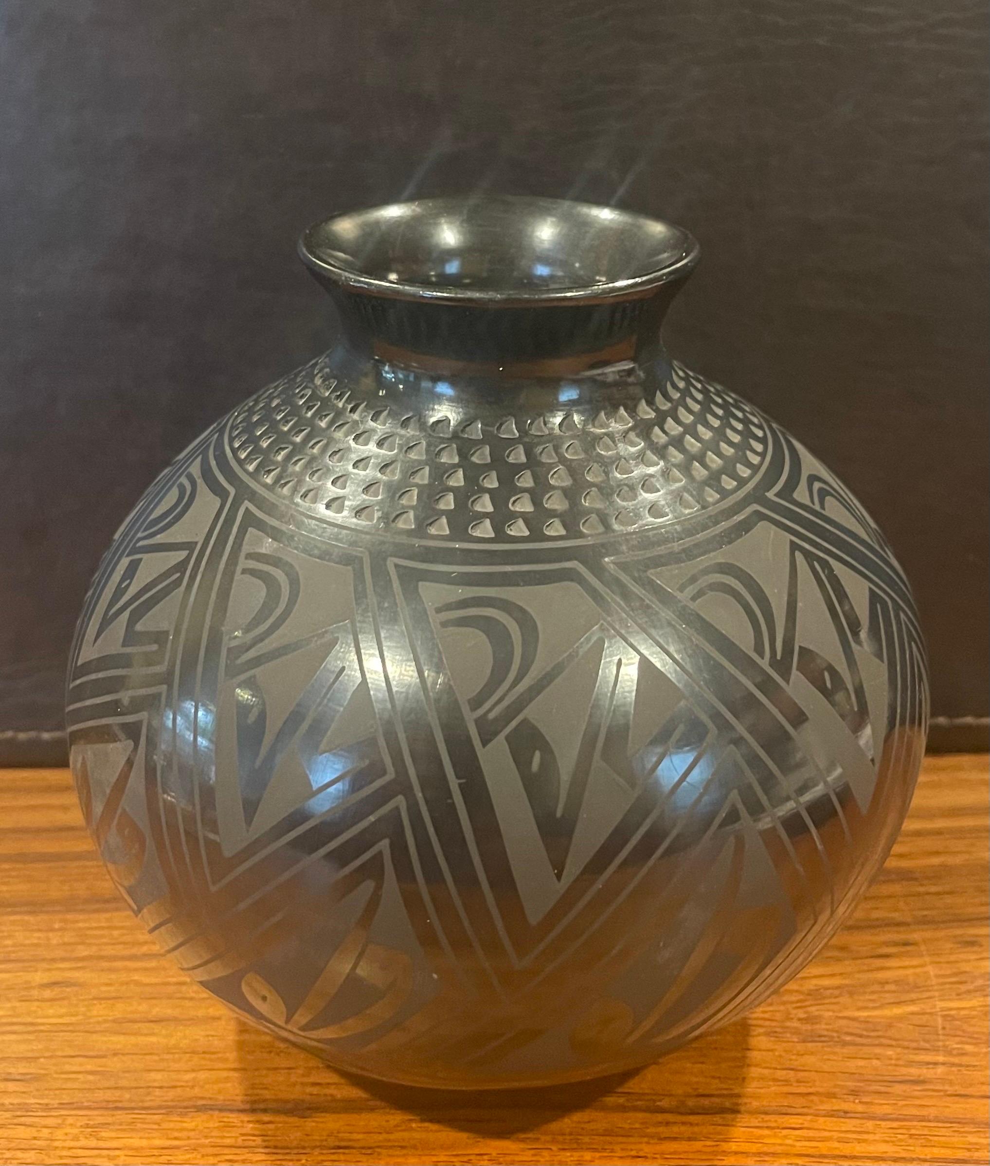 Mata Ortiz Geometric Blackware Vase by Tomasa Mora For Sale 4