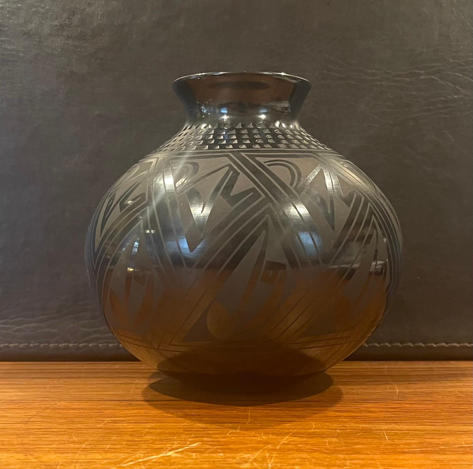 Mata Ortiz Geometric Blackware Vase by Tomasa Mora In Good Condition For Sale In San Diego, CA