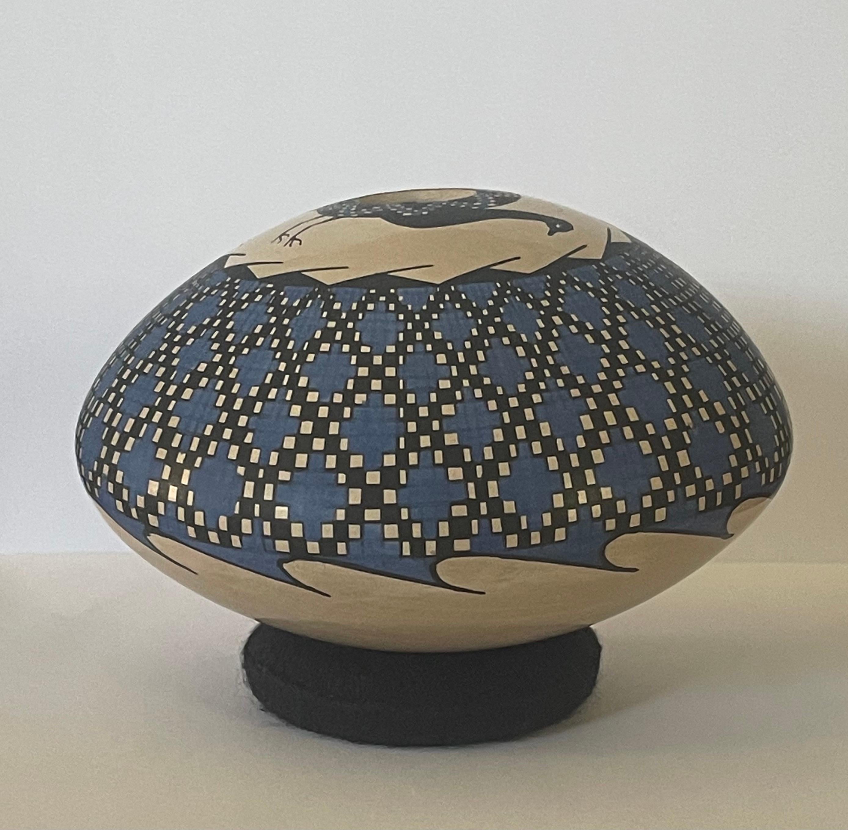 Mata Ortiz Geometric Pottery Vase by Emila Villa In Good Condition For Sale In San Diego, CA