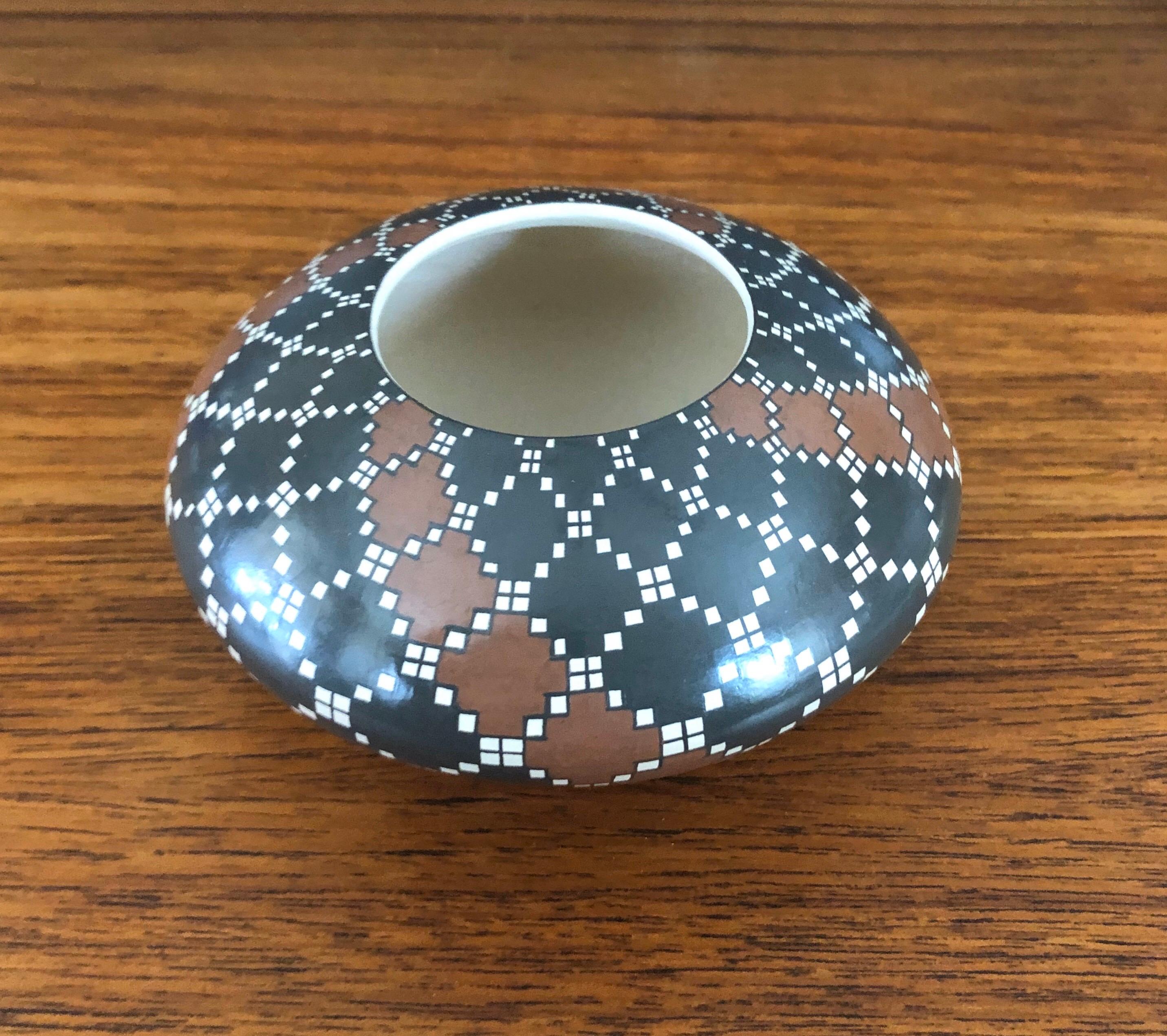 Magnifique vase géométrique Mata Ortiz polychrome tourné à la main par Juana Ledezma Vecoz, vers les années 1980.

La poterie de Mata Ortiz ou Casas Grandes provient du petit village de Mata Ortiz situé près de Nuevo Casas Grandes dans le nord de