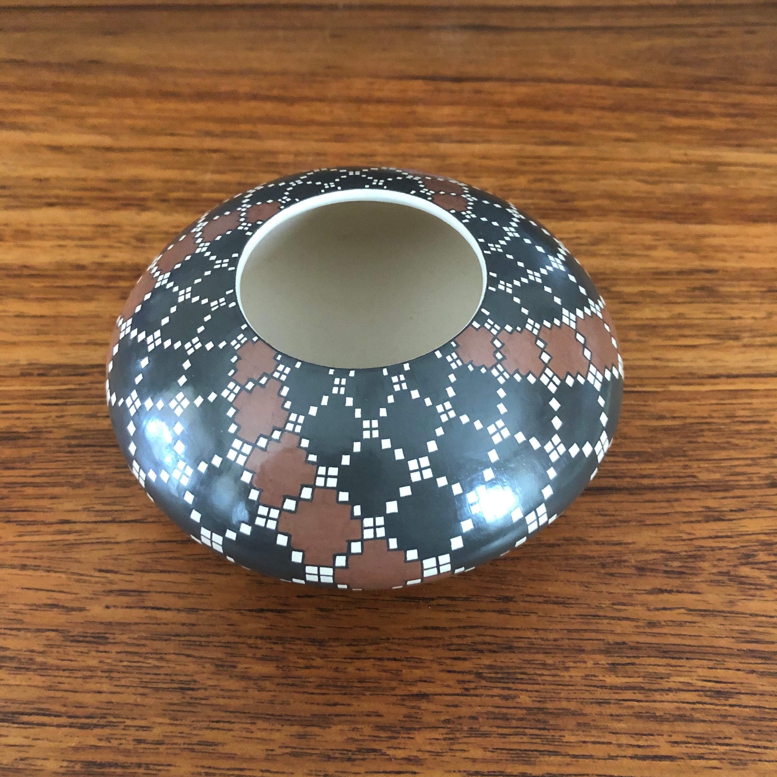 Vase en poterie géométrique Mata Ortiz de Juana Ledezma Vecoz en vente 1