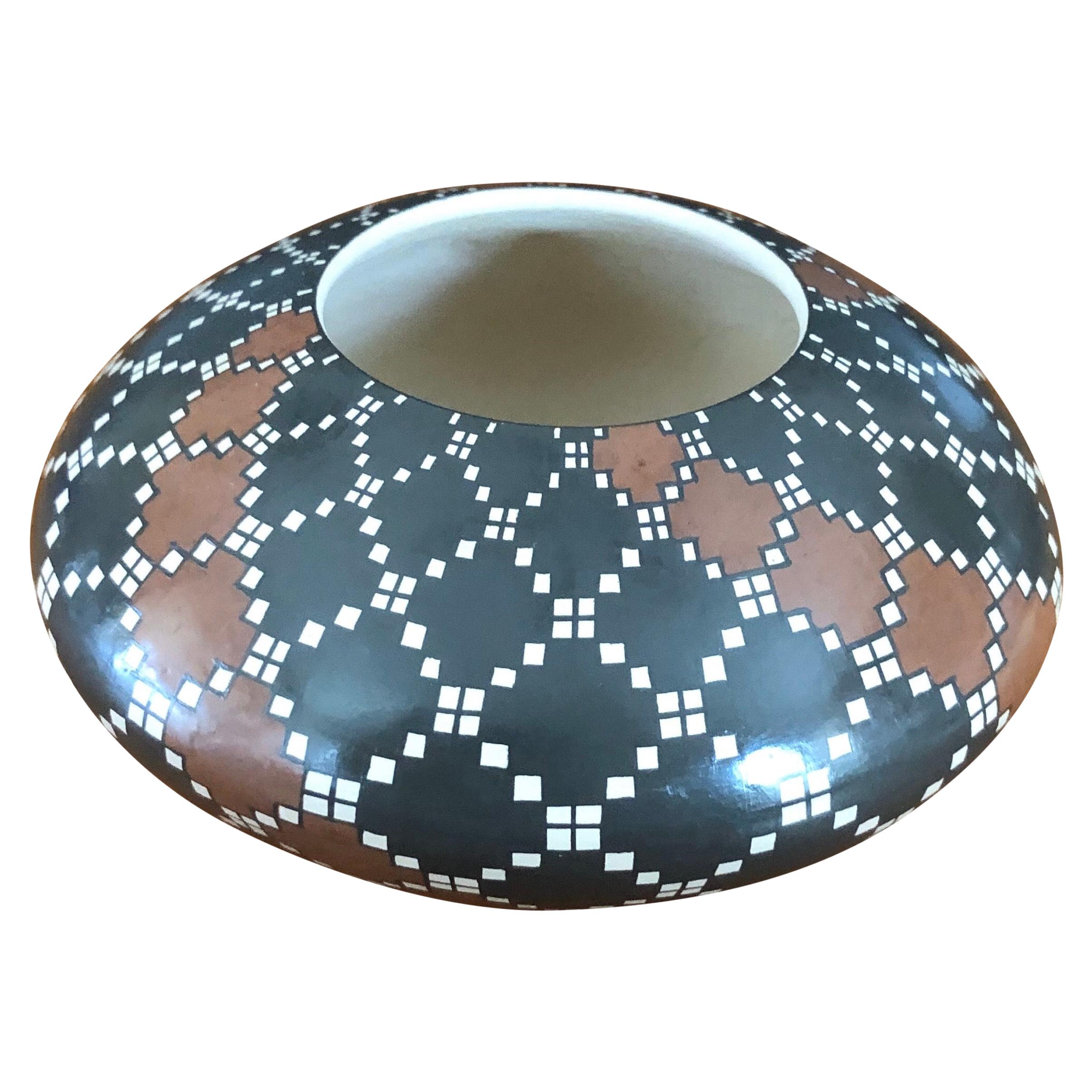 Vase en poterie géométrique Mata Ortiz de Juana Ledezma Vecoz en vente