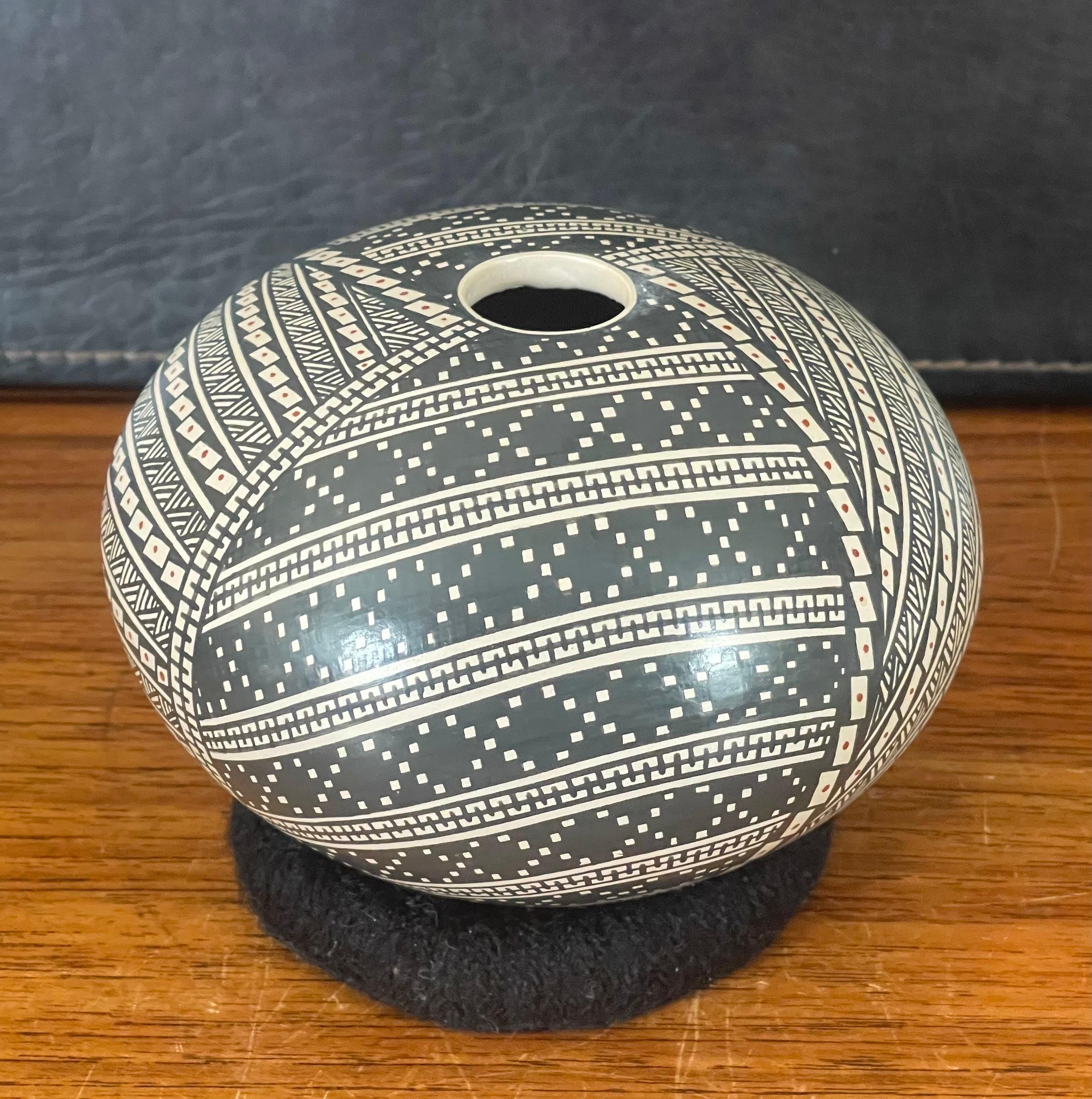 Mata Ortiz Geometric Pottery Vase by Luz Elva Gutierrez For Sale 1