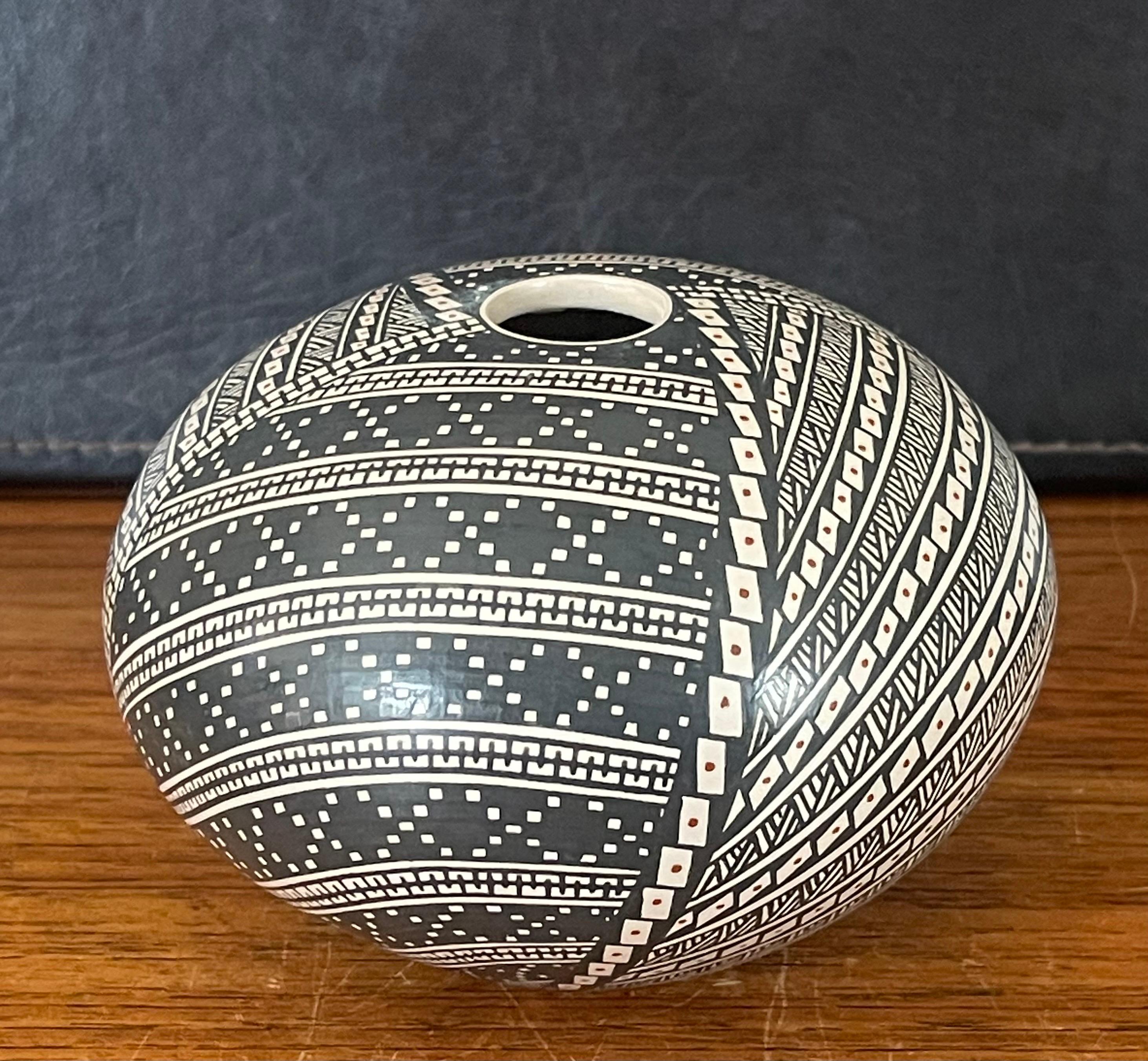 Beautiful hand-turned polychrome Mata Ortiz geometric vase by Luz Elva Gutierrez, circa 1990s. The vase has a beautiful geometric pattern and measures 5.25