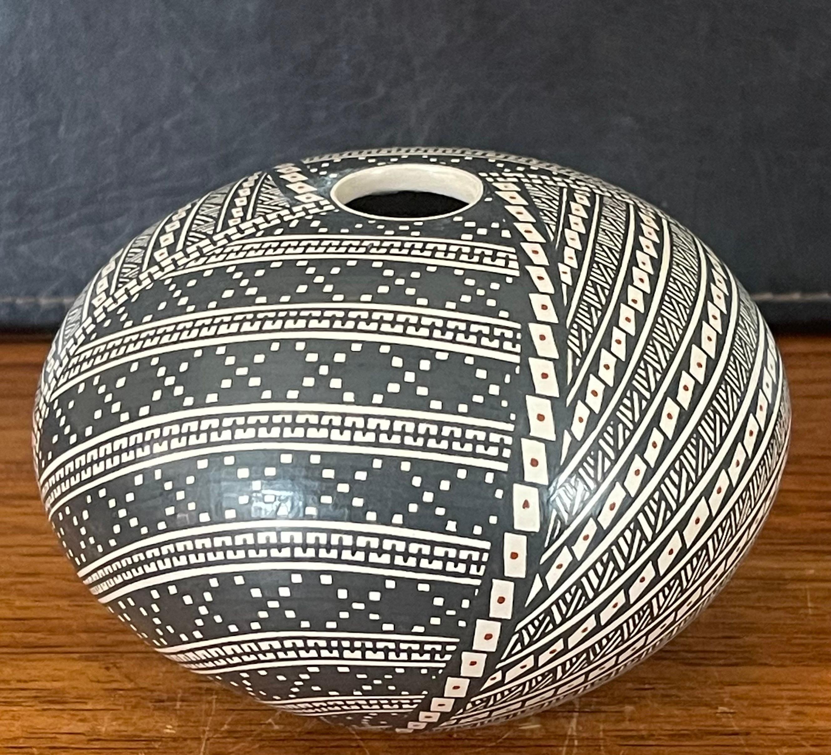 Mexicain Vase en poterie géométrique Mata Ortiz de Luz Elva Gutierrez en vente