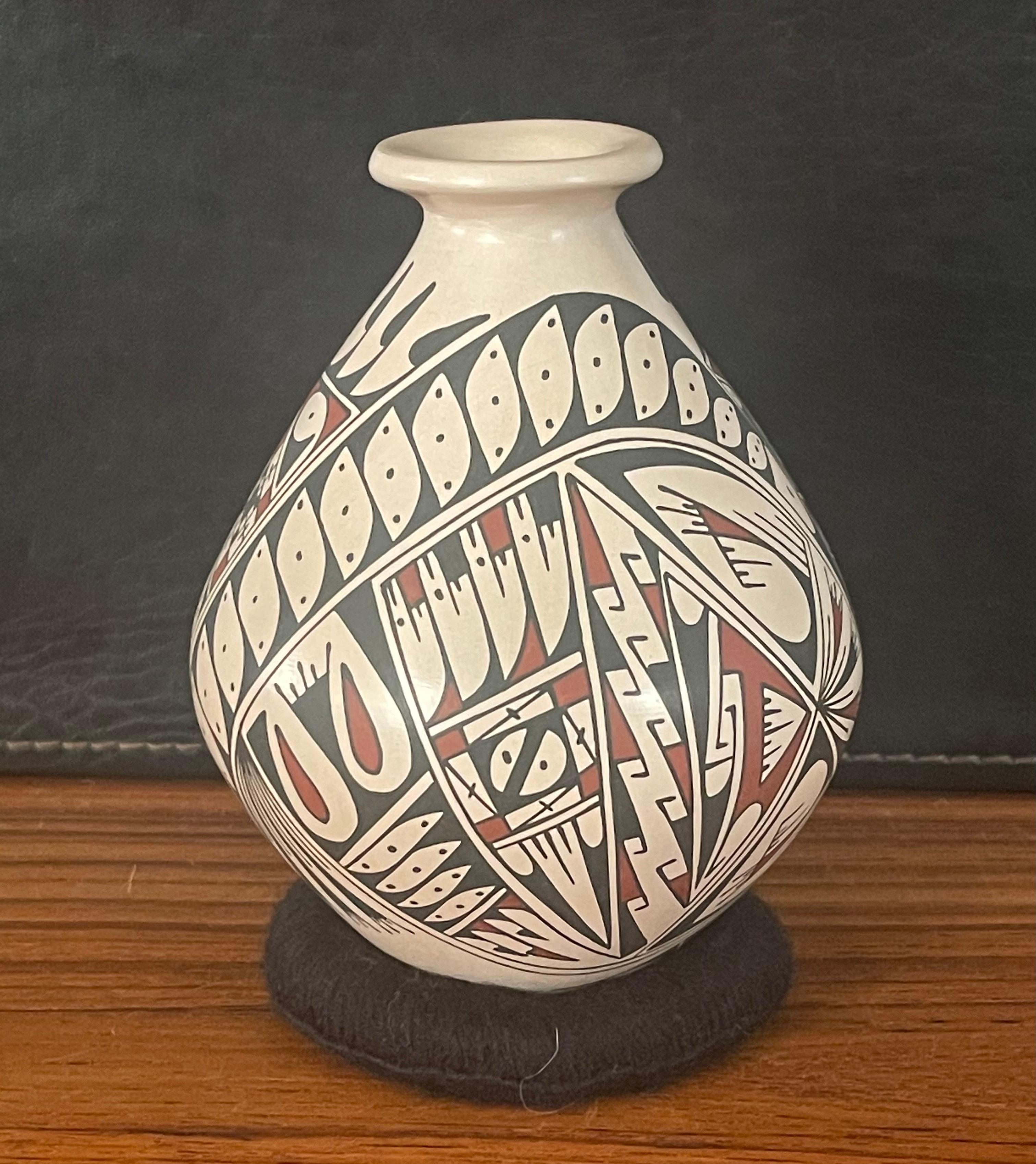 Mata Ortiz Polychrome Pottery Vase by Oscar Quezada For Sale 3