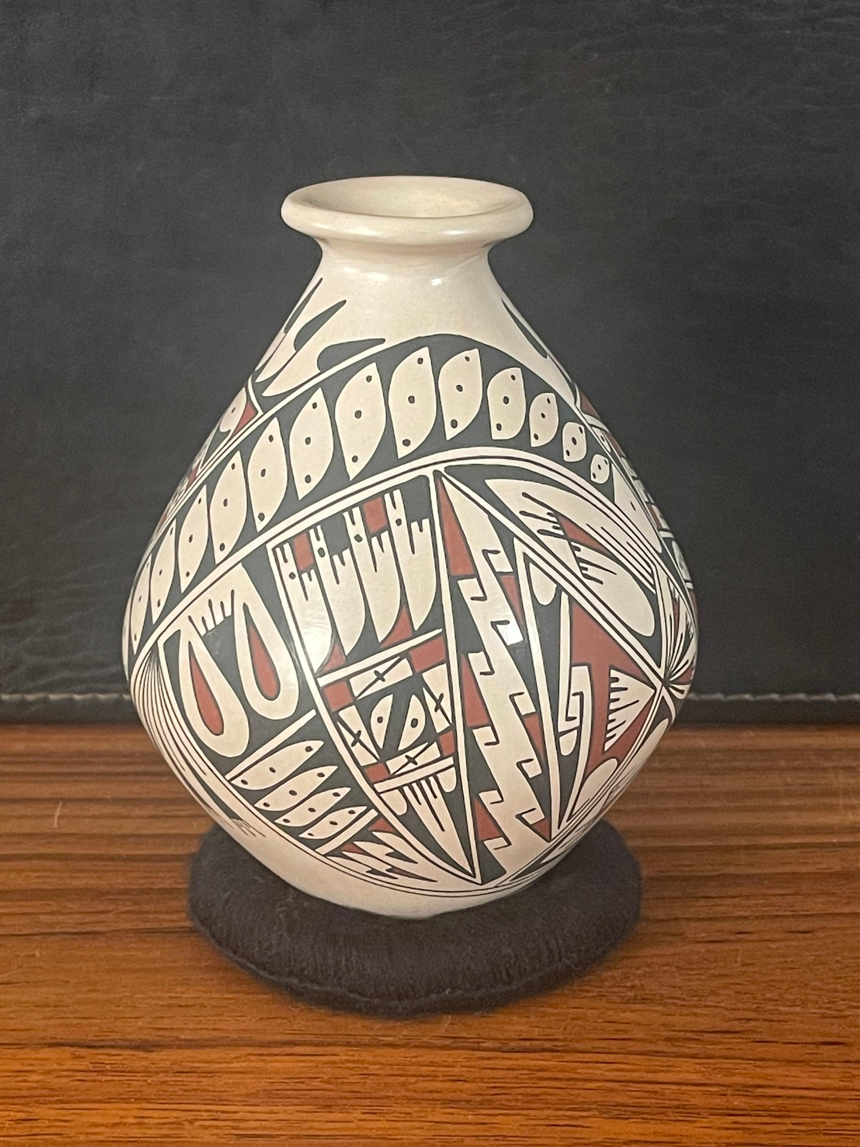 Mata Ortiz Polychrome Pottery Vase by Oscar Quezada In Good Condition For Sale In San Diego, CA