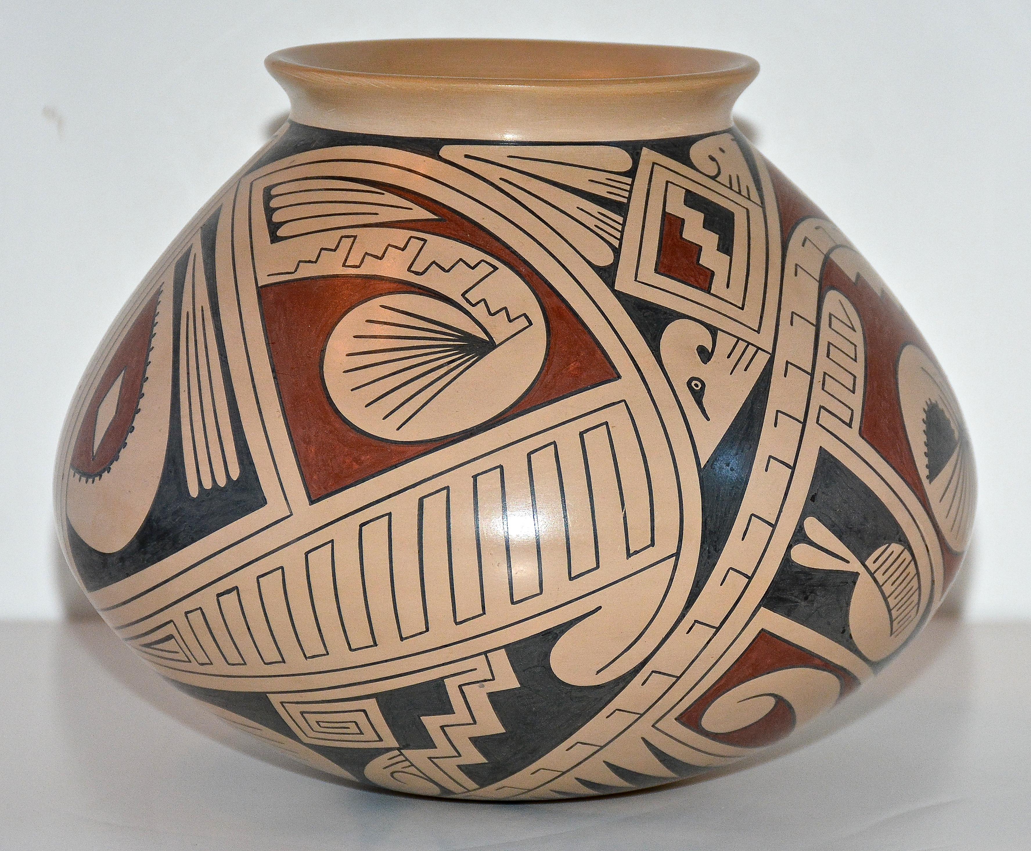 Mata Ortiz Polychrome Pottery Gefäß von Pilo Mora, 1990 (Mexikanisch) im Angebot