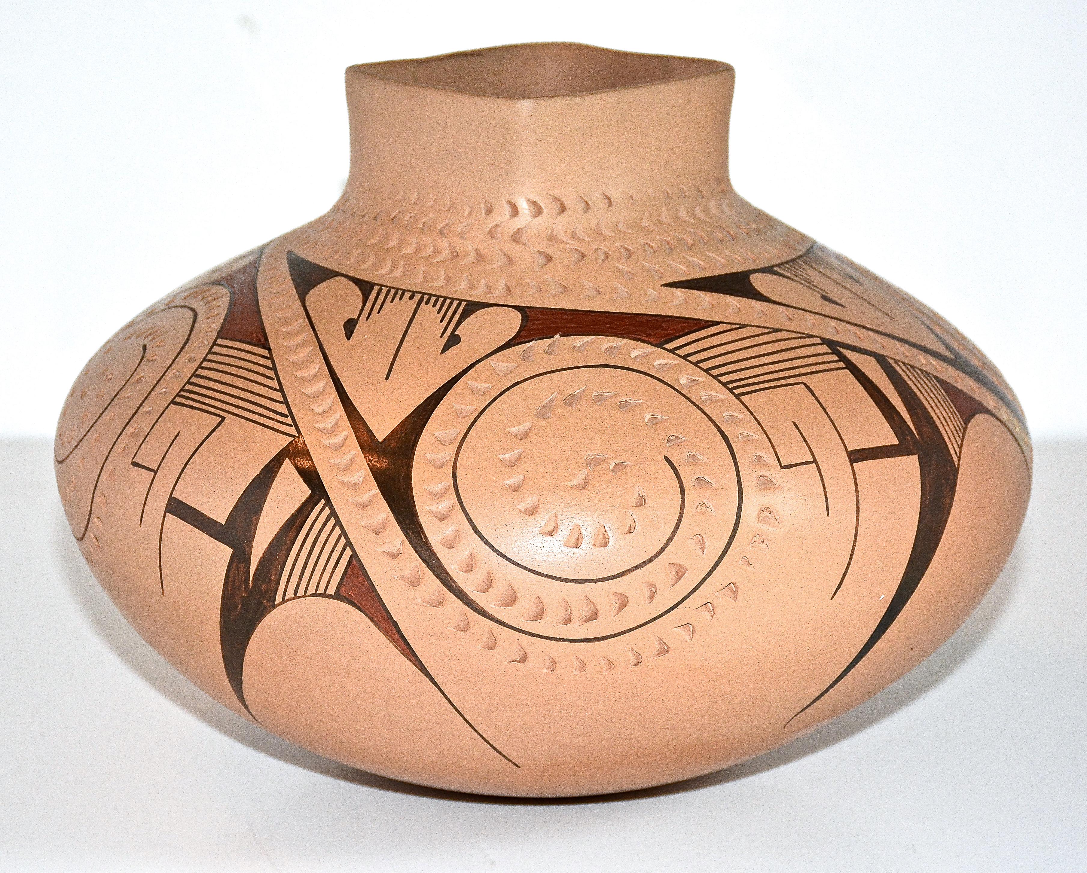 Vasija de cerámica policromada Mata Ortiz
Rito Talvera Quezada
1989
Arcilla de bajo fuego enrollada a mano
Pueblo Quezada, Mata Ortiz, Chihuahua, México.