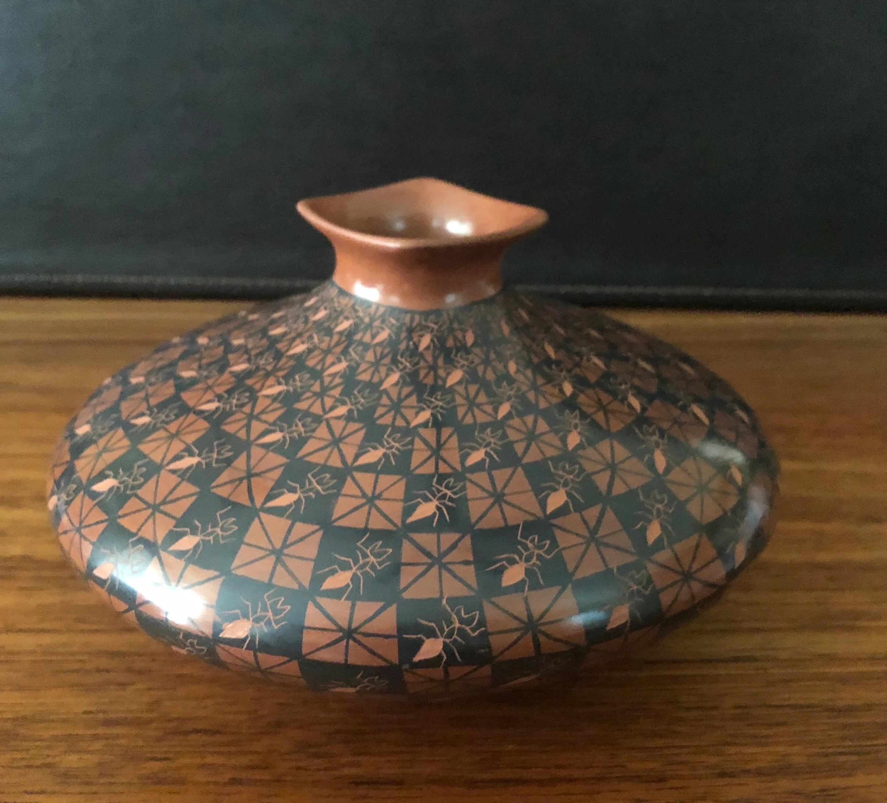 Vase à motif de fourmis de la poterie Mata Ortiz / Pot à graines par Yoly Ledezma Bon état - En vente à San Diego, CA