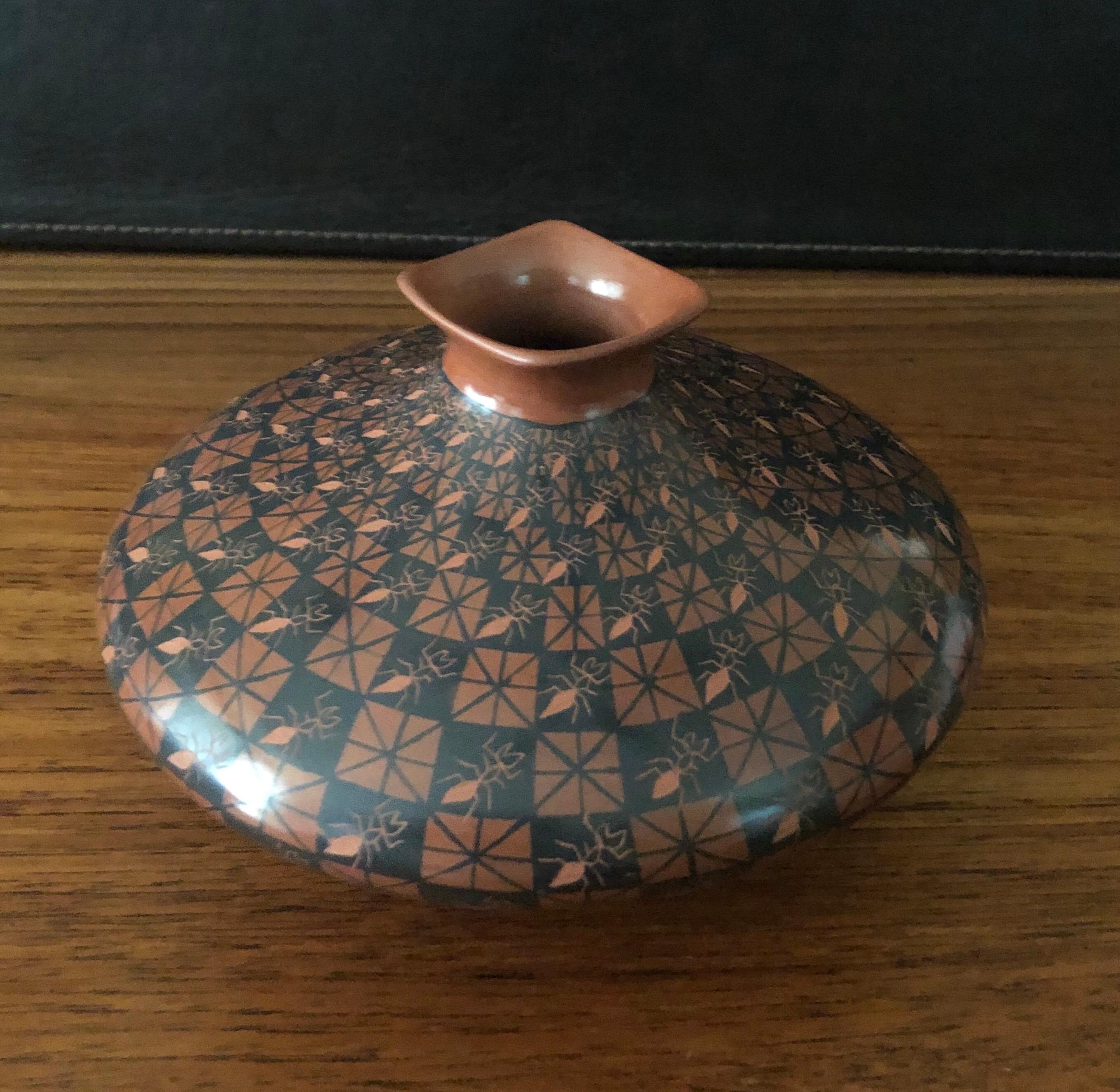 20ième siècle Vase à motif de fourmis de la poterie Mata Ortiz / Pot à graines par Yoly Ledezma en vente