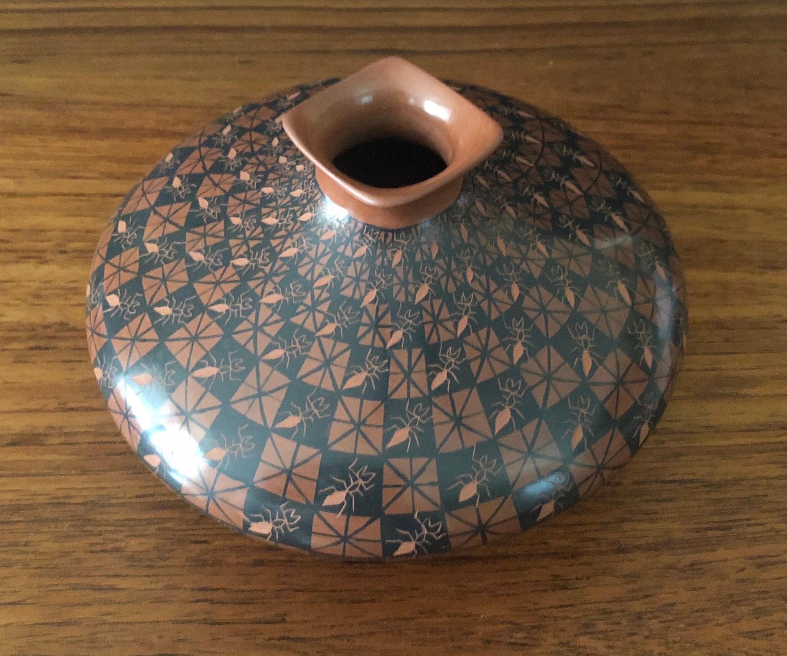 Poteries Vase à motif de fourmis de la poterie Mata Ortiz / Pot à graines par Yoly Ledezma en vente