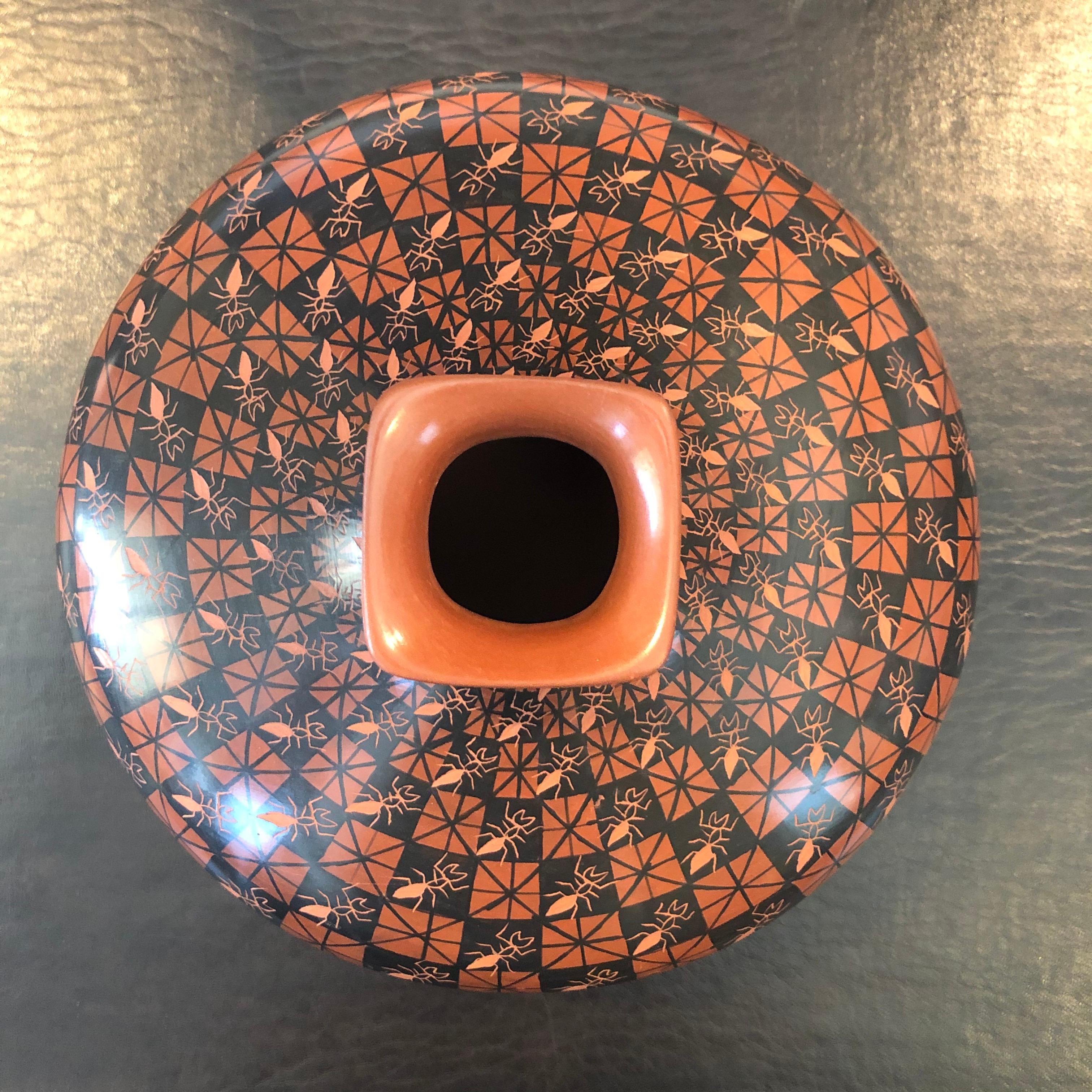 Mata Ortiz Pottery Ant Motif Vase / Seed Jar by Yoly Ledezma In Good Condition For Sale In San Diego, CA