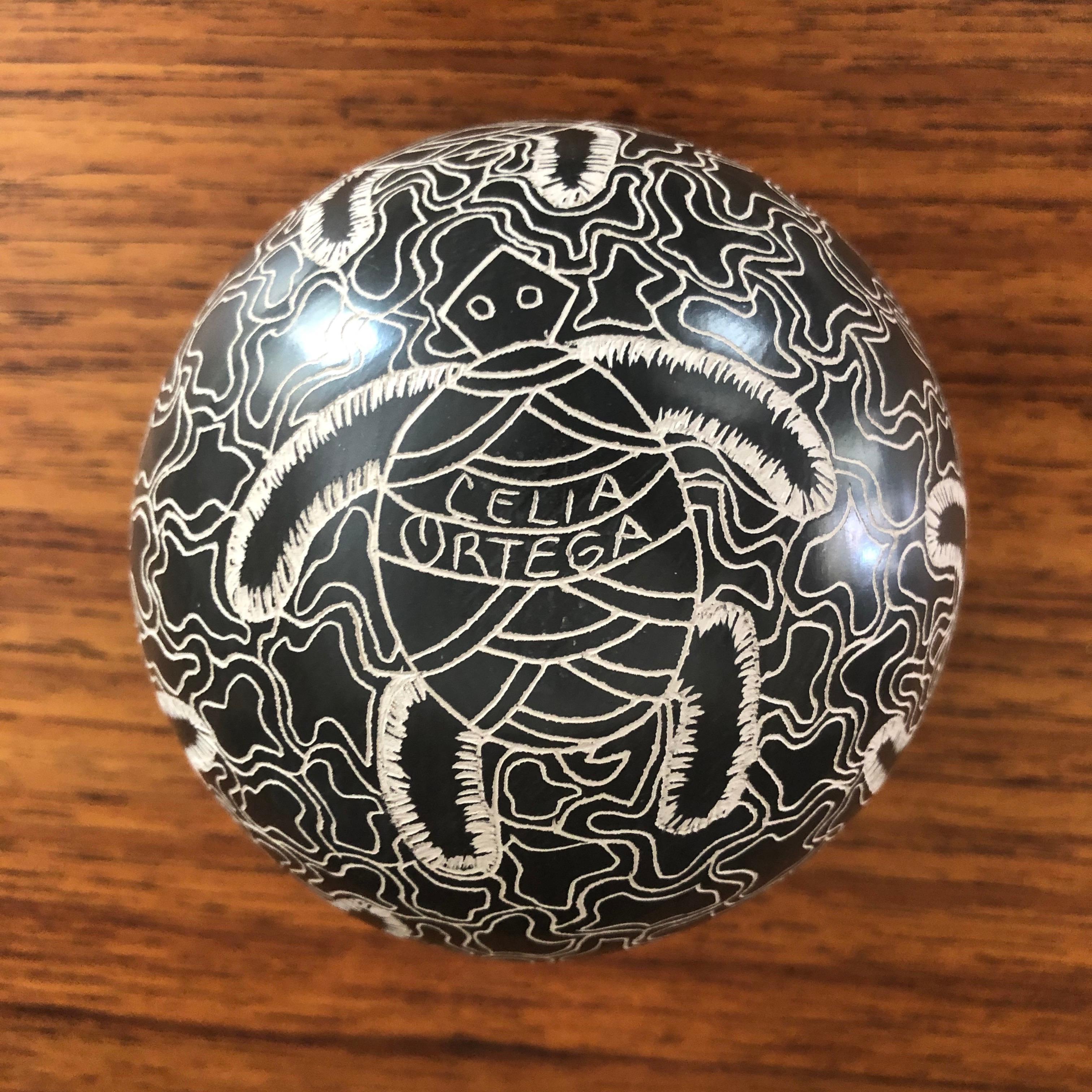 Mata Ortiz Pottery Turtle Vase by Celia Ortega In Good Condition In San Diego, CA