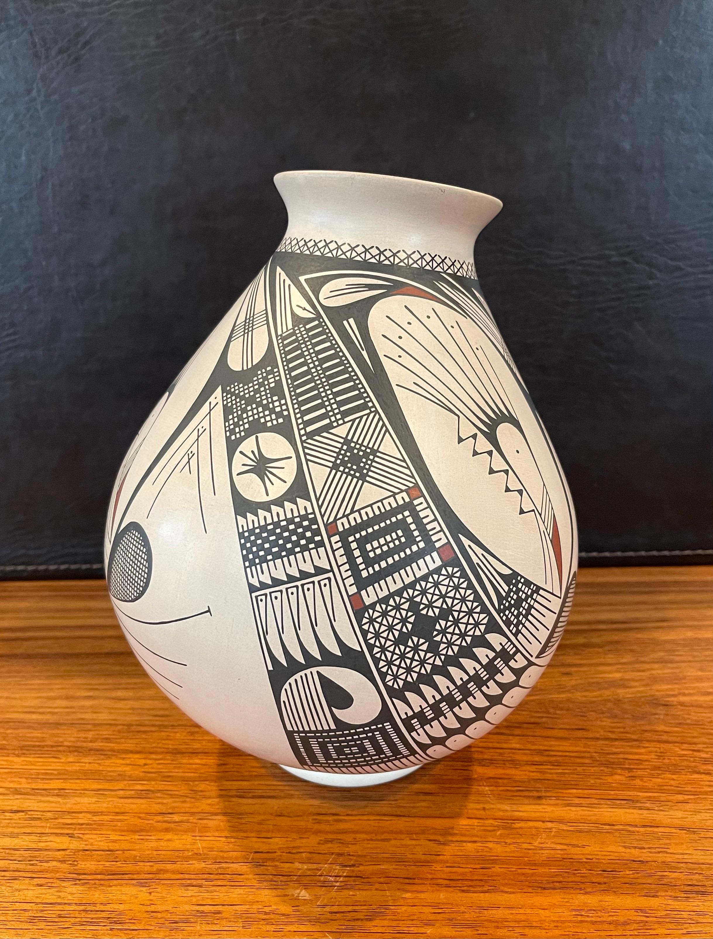 Mata Ortiz Pottery Vase by Celia Veloz In Good Condition In San Diego, CA
