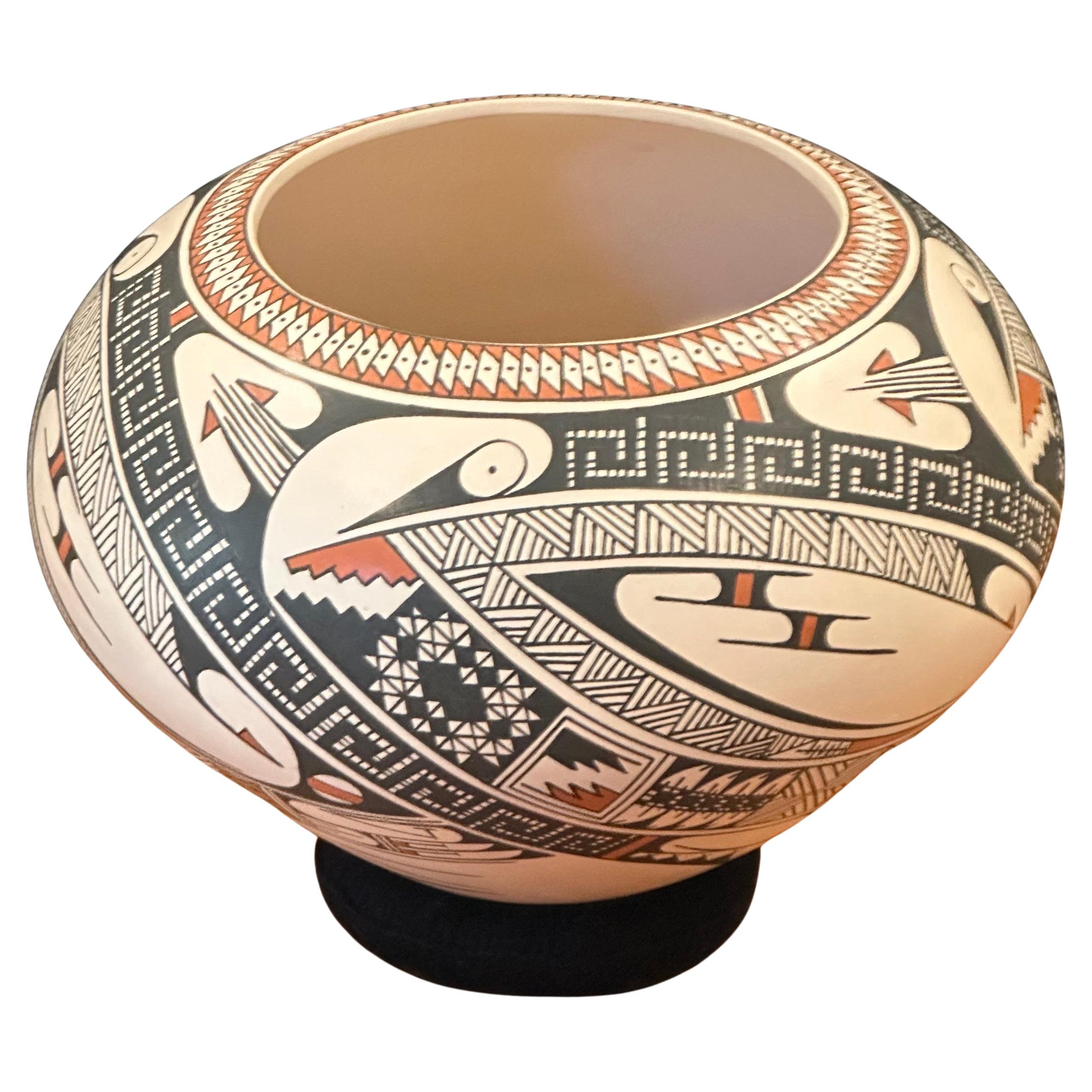 Schöne, handgedrehte, polychrome, geometrische Vase Mata Ortiz von Ismael Flores, ca. 1990er Jahre. Das exquisite Stück aus natürlich weißem Ton hat ein einzigartiges schwarz-braunes geometrisches Vogelmuster. Das Stück ist in sehr gutem
