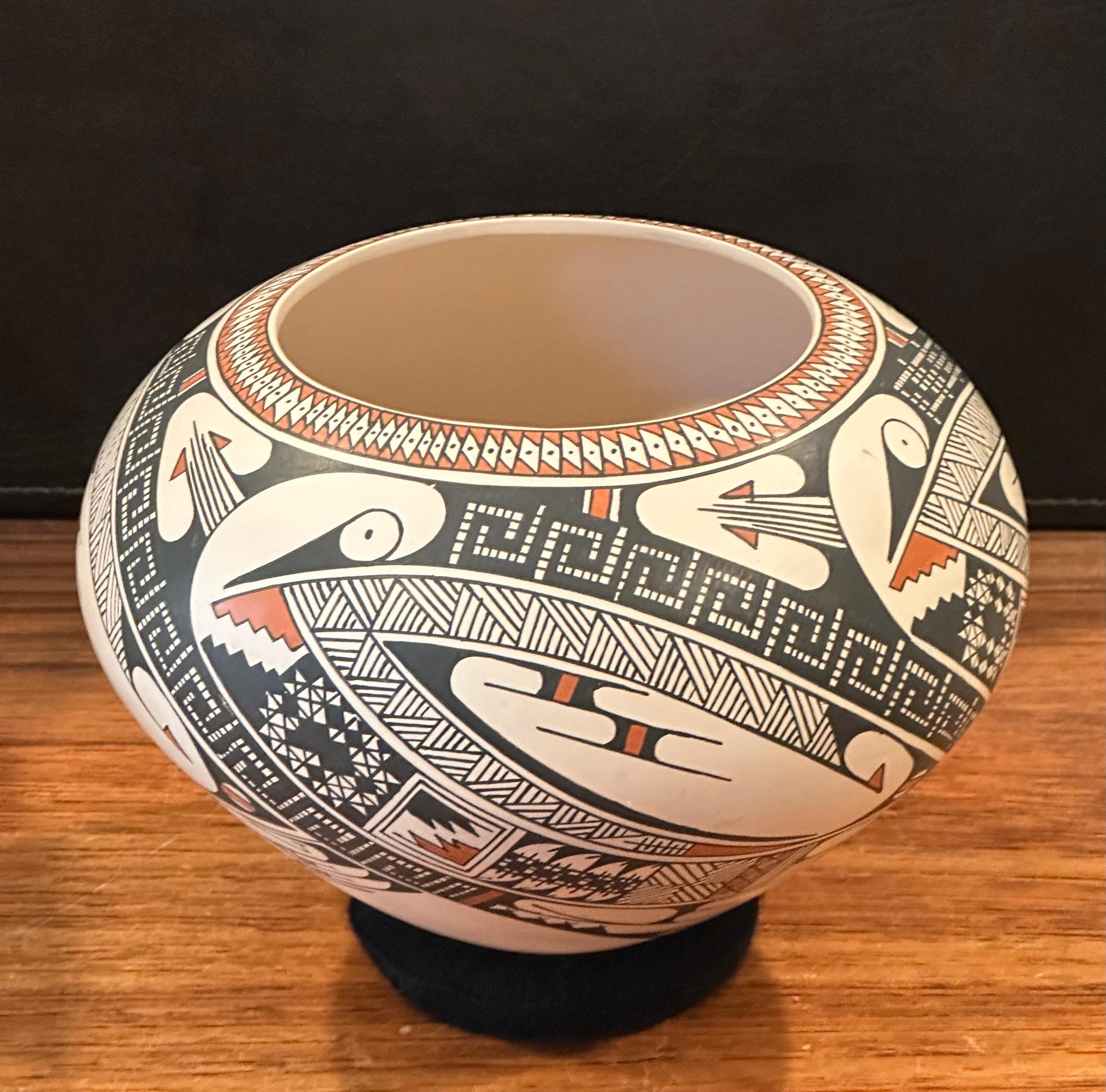 Mata Ortiz Pottery Vase von Ismael Flores (Polychromiert) im Angebot