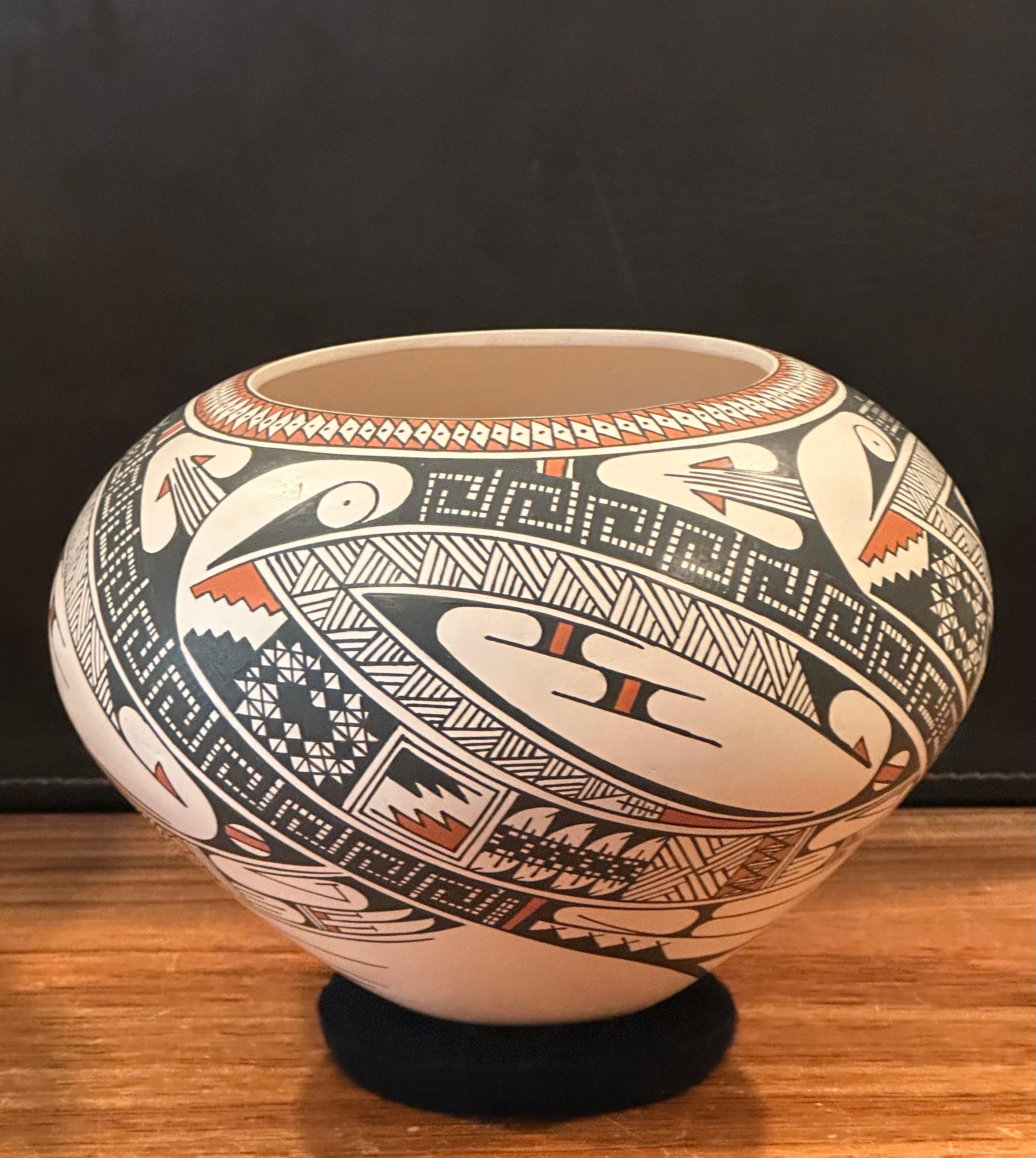 Mata Ortiz Pottery Vase von Ismael Flores (20. Jahrhundert) im Angebot