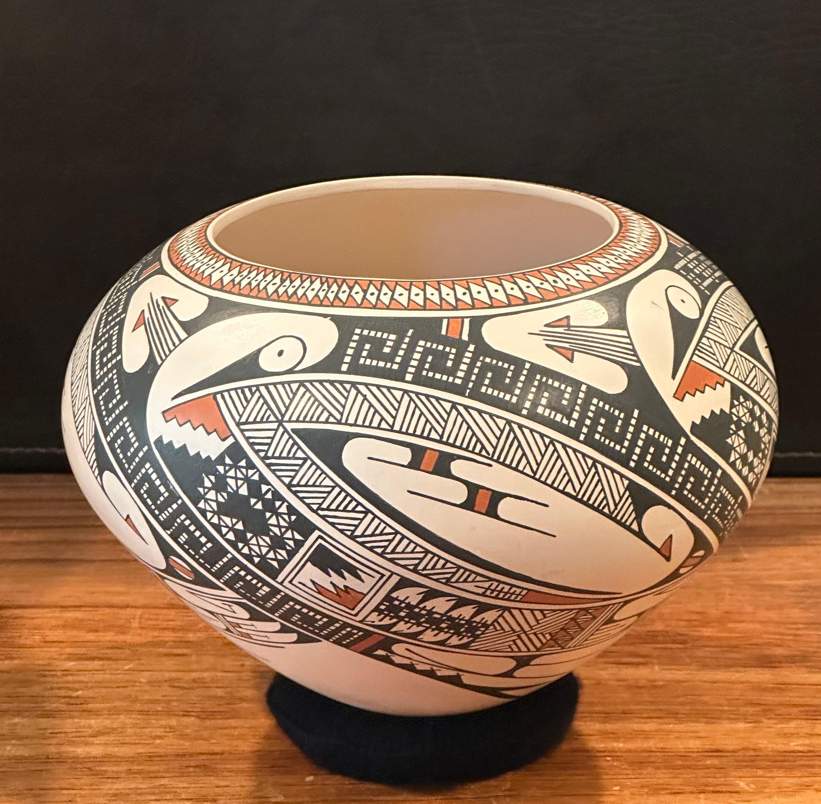 Mata Ortiz Pottery Vase von Ismael Flores (Töpferwaren) im Angebot