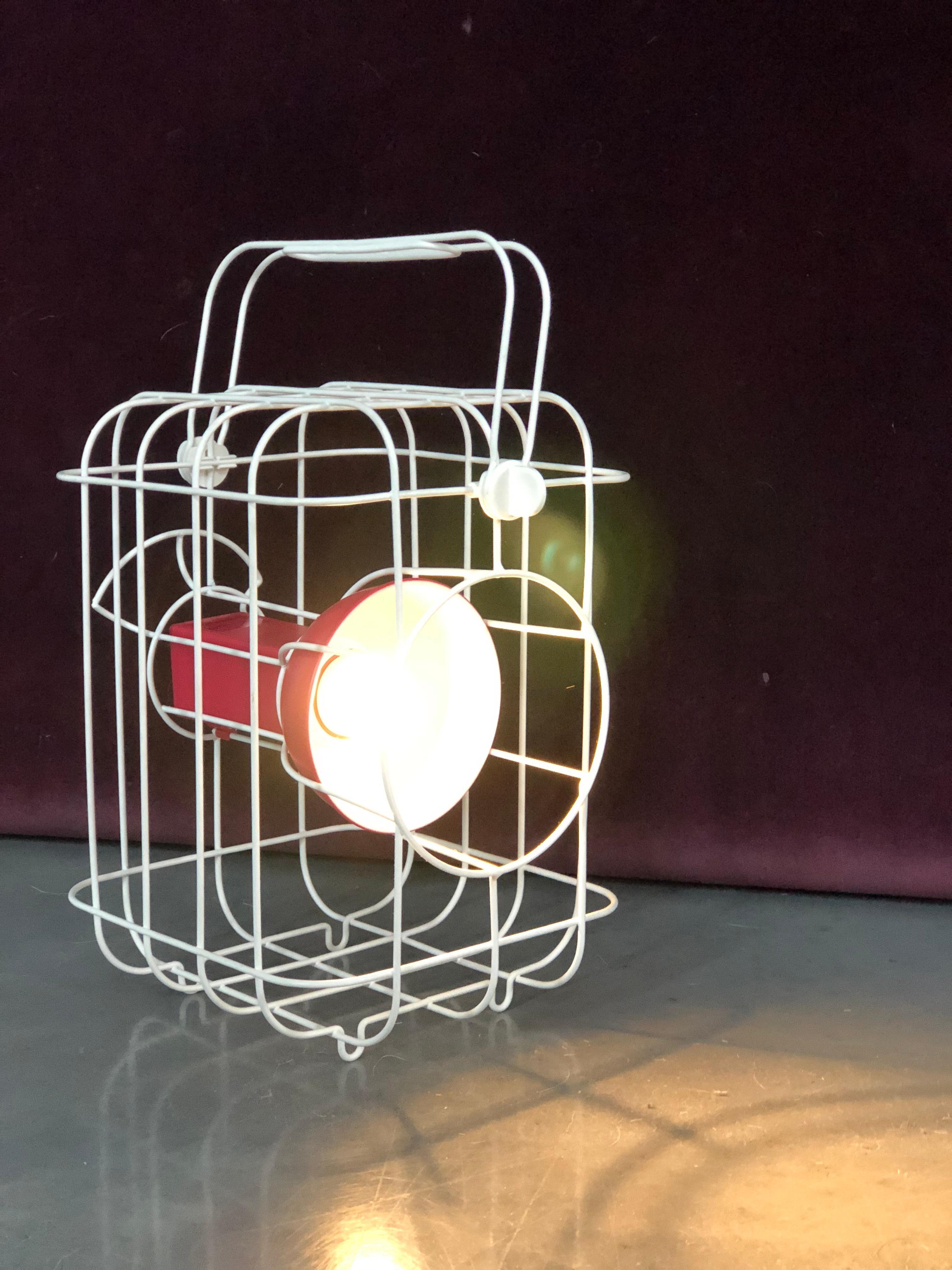 La designer française Matali Crasset a créé une lampe basée sur l'éclairage ferroviaire traditionnel pour la collection PS 2017 d'IKEA.
Crasset s'est inspiré des lanternes de chemin de fer classiques pour concevoir le design.


