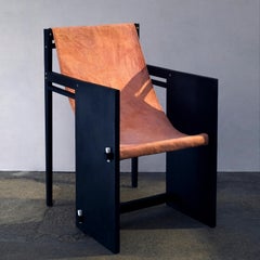 Chaise Matang, un fauteuil en bois teint et coton, par Matang et Natasha Sumant