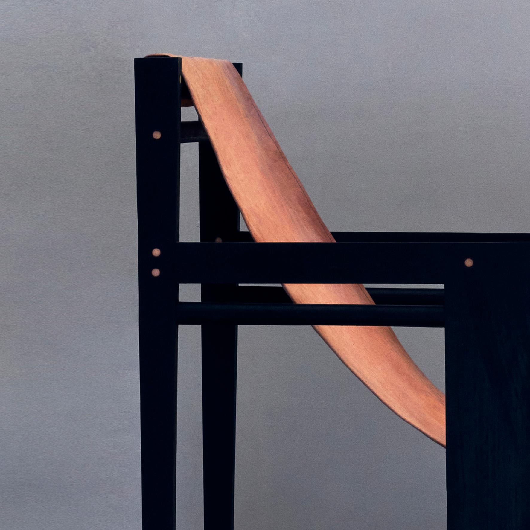 XXIe siècle et contemporain Chaise Matang, un fauteuil en bois teint et coton, par Matang et Natasha Sumant en vente