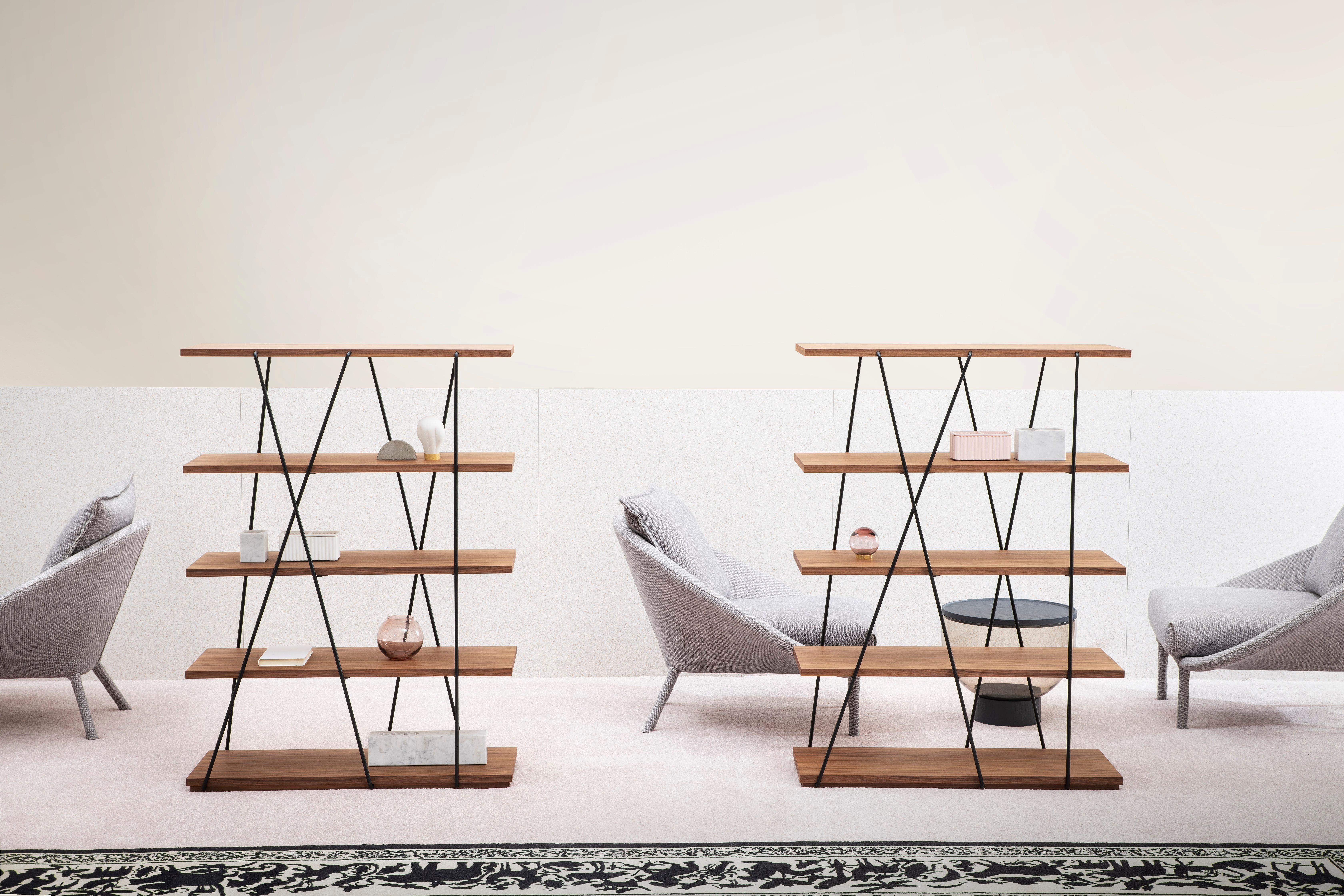 This Matassa bookshelf with structure in iron rebar is varnished in white or black, with shelves in flamed oak, Canaletto walnut or lacquered in black or white. Available in two different heights and sizes. Here you are shown the Matassa bookcases
