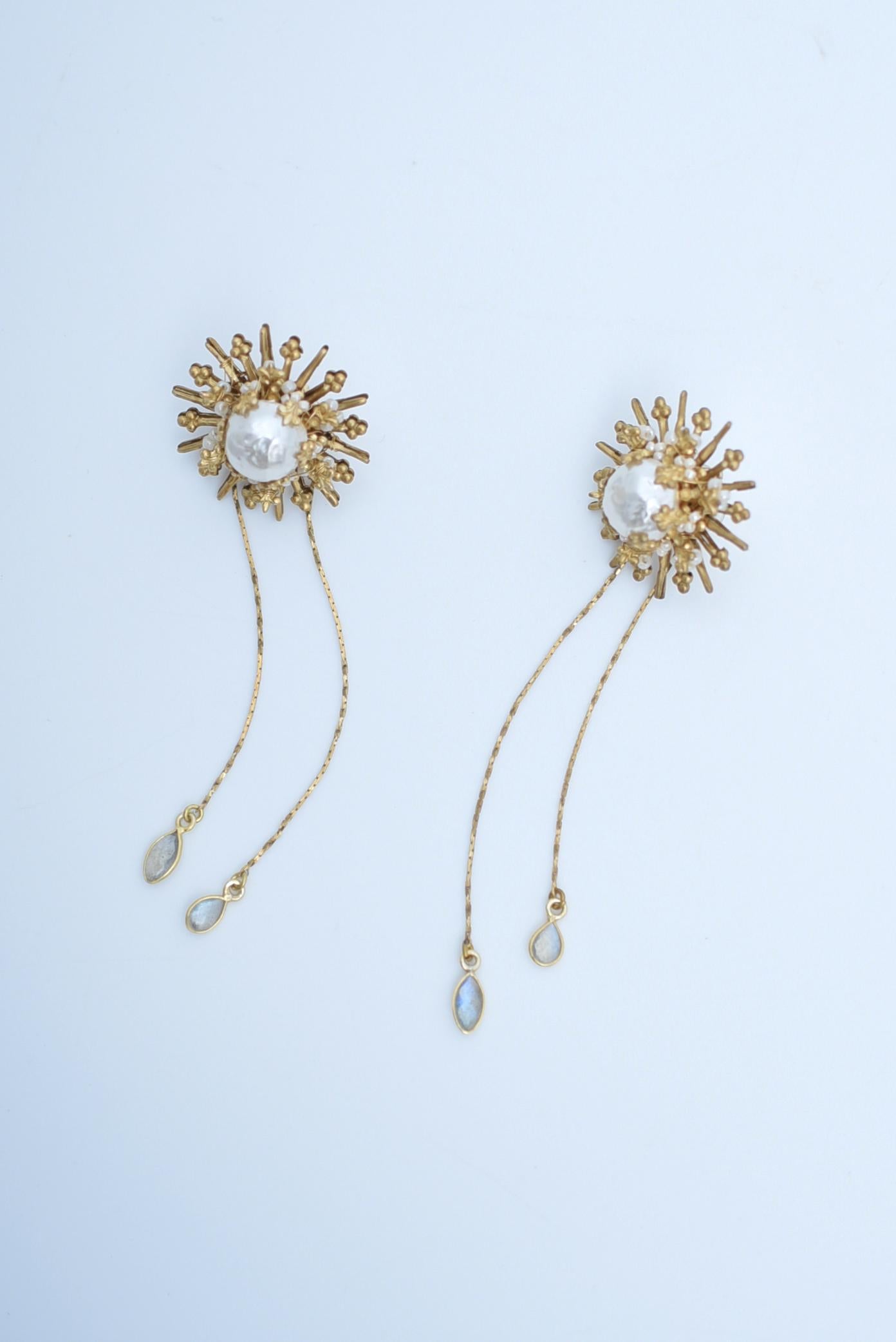 matataki earring(white) / vintage jewelry , 1970's vintage parts In New Condition For Sale In Sammu shi, JP