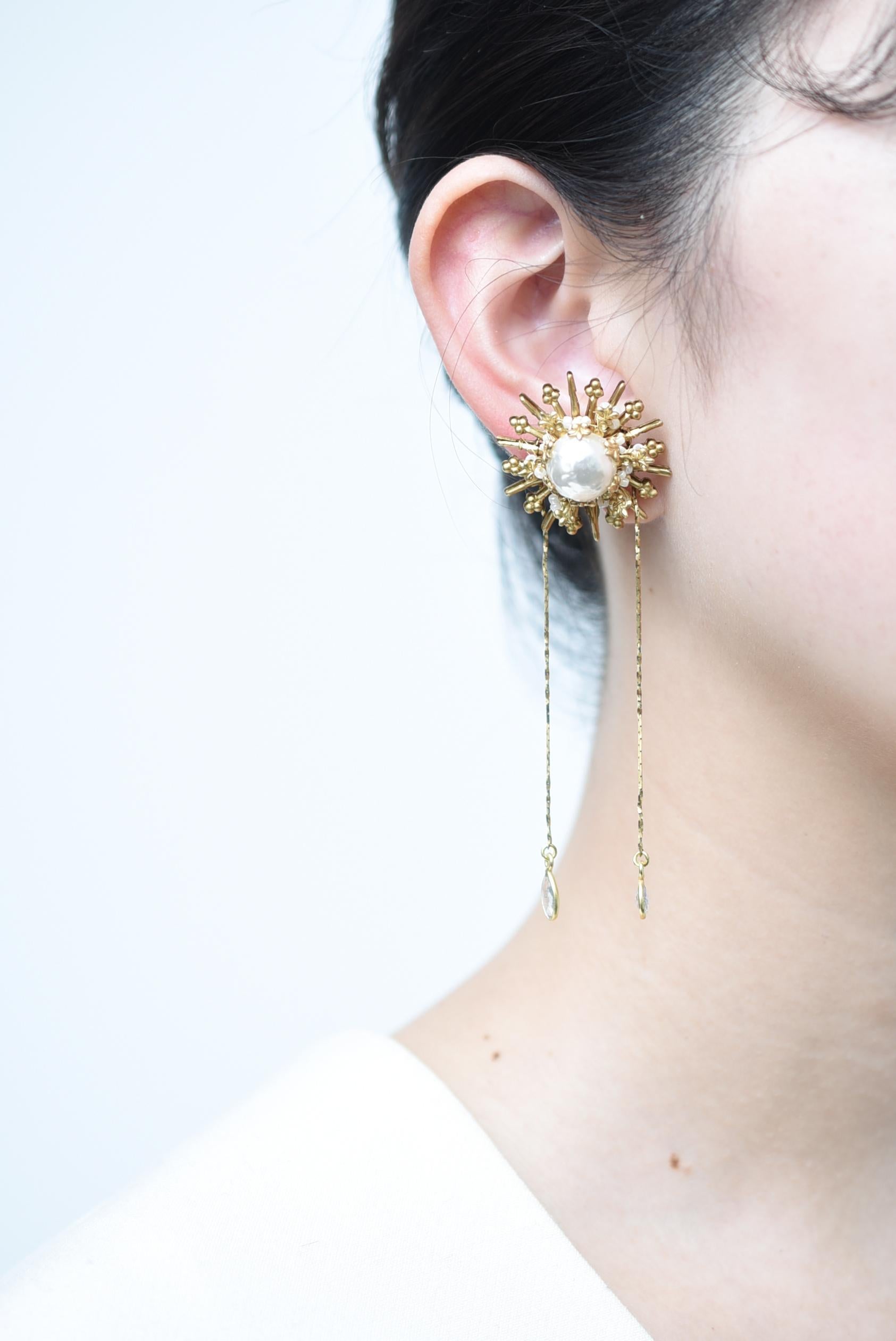 Women's matataki earring(white) / vintage jewelry , 1970's vintage parts For Sale