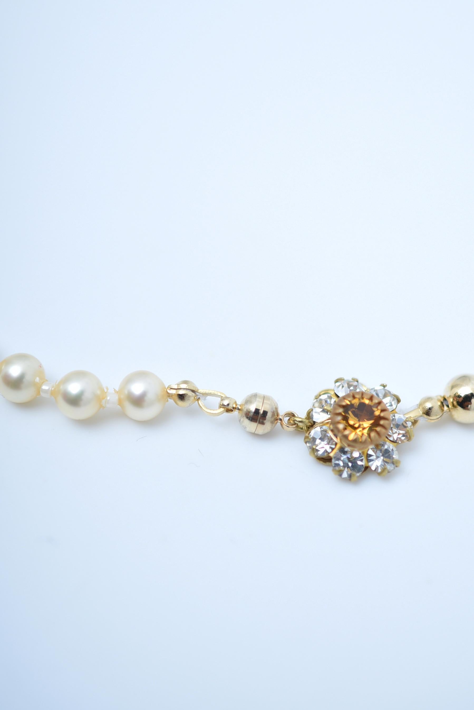 material:Brass, Vintage 1970s Japanese glass pearl,magnet,18k coating
size:around 41.5cm

The expression of this necklace changes depending on the position of the motifs.
Please try wearing it in different positions of the flowers.
Please enjoy