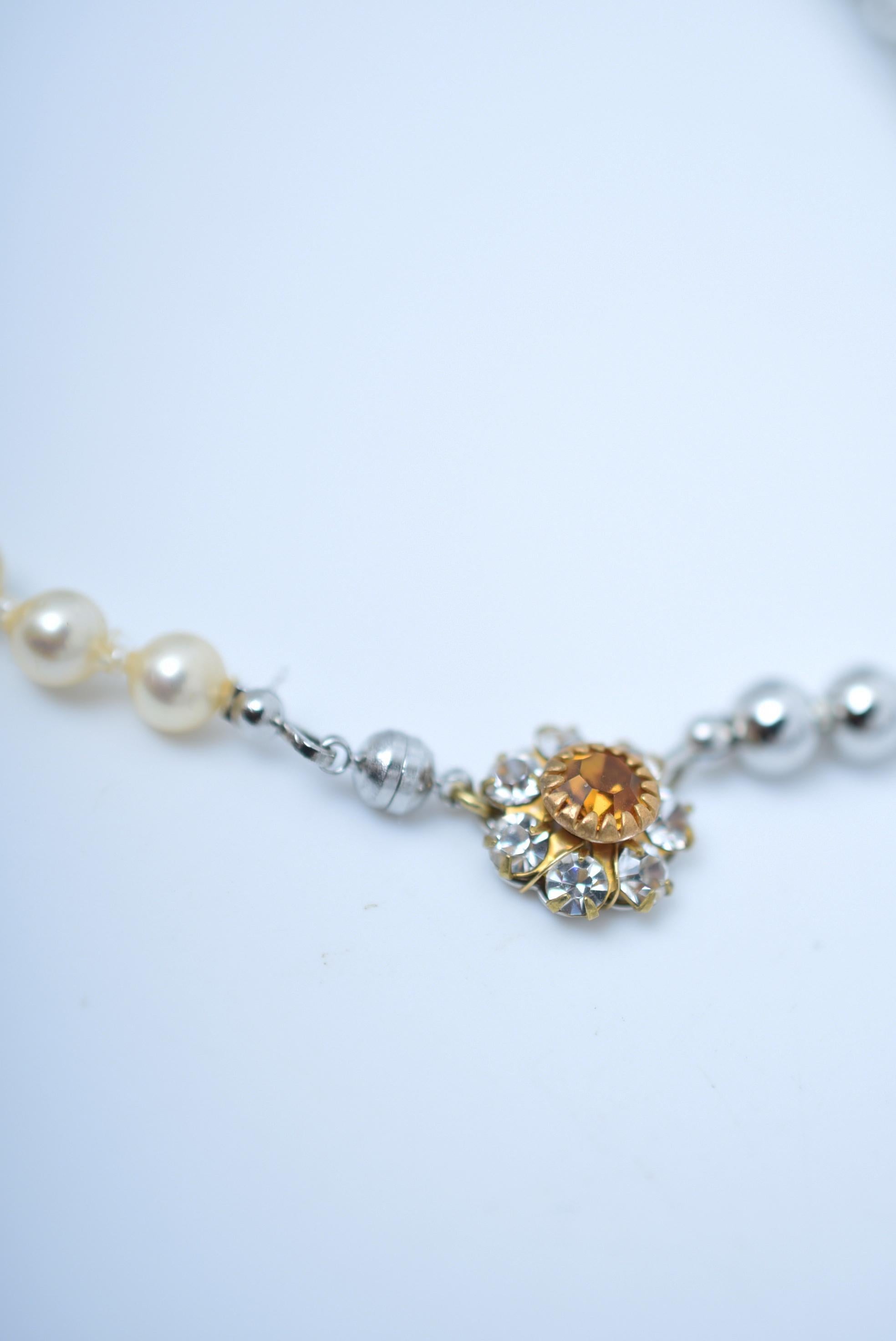 MATERIAL : laiton, perle de verre japonaise des années 1970, aimant, revêtement en rhodium.
taille : longueur 41.5cm


L'expression de ce collier change en fonction de la position des motifs.
Veuillez essayer de le porter dans différentes positions
