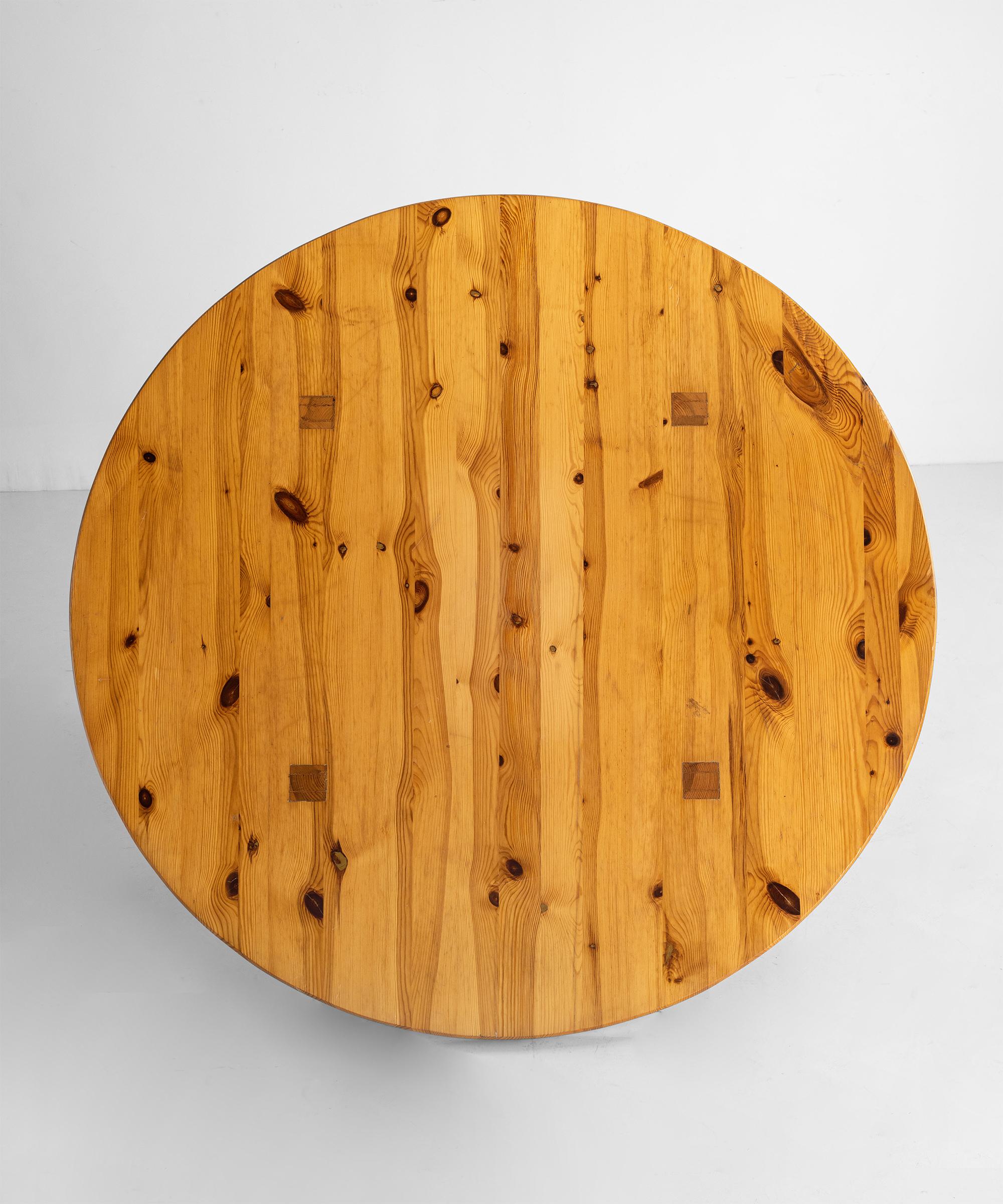 Matbord table by Roland Wilhelmsson

Sweden, Circa 1970

Circular Dining table constructed in Pine.

Measures: 71”diameter x 28.25” height.