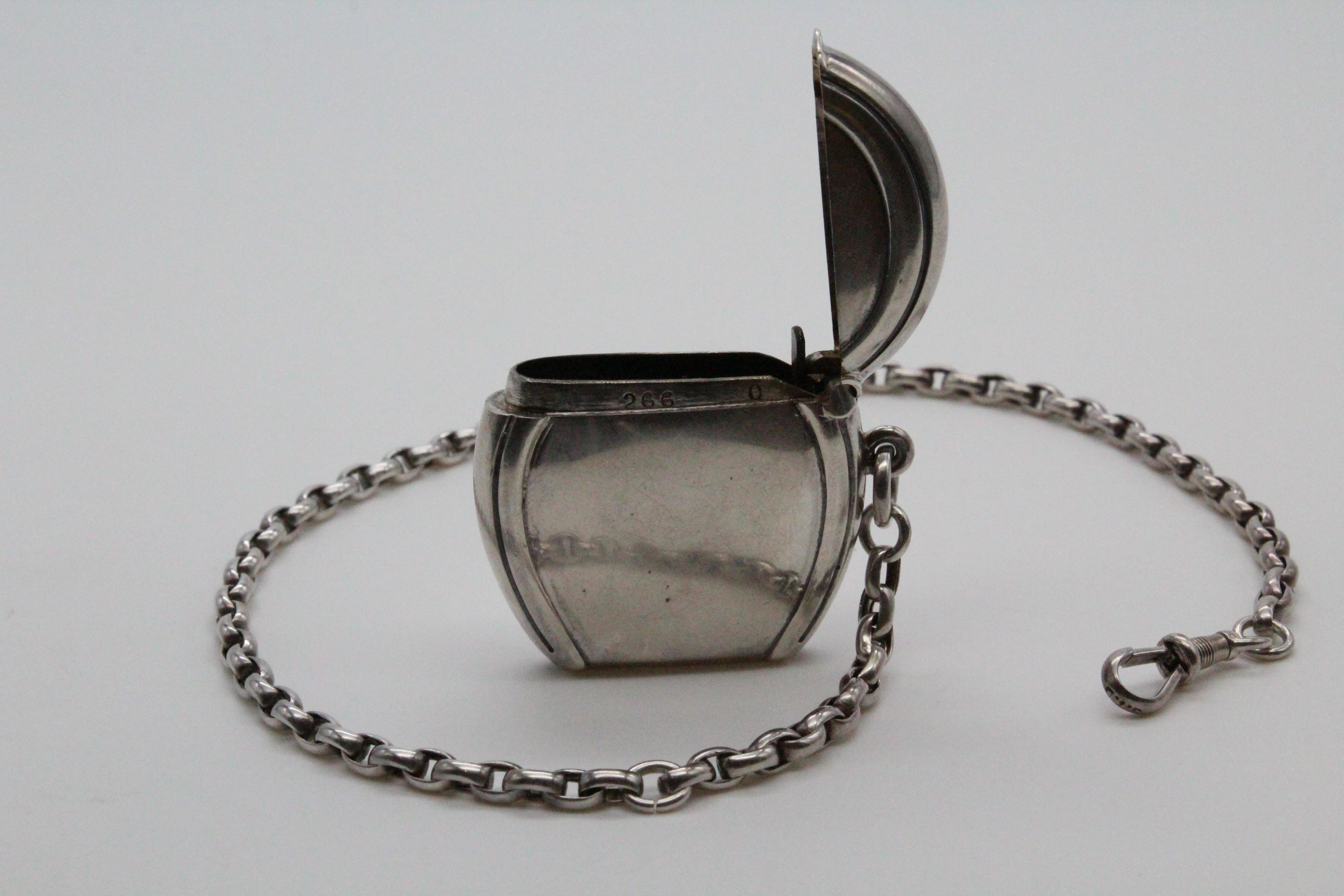 Streichholzhalter aus Sterlingsilber, USA-Marken mit Silberkette.
Die Kette ist 38 cm lang.