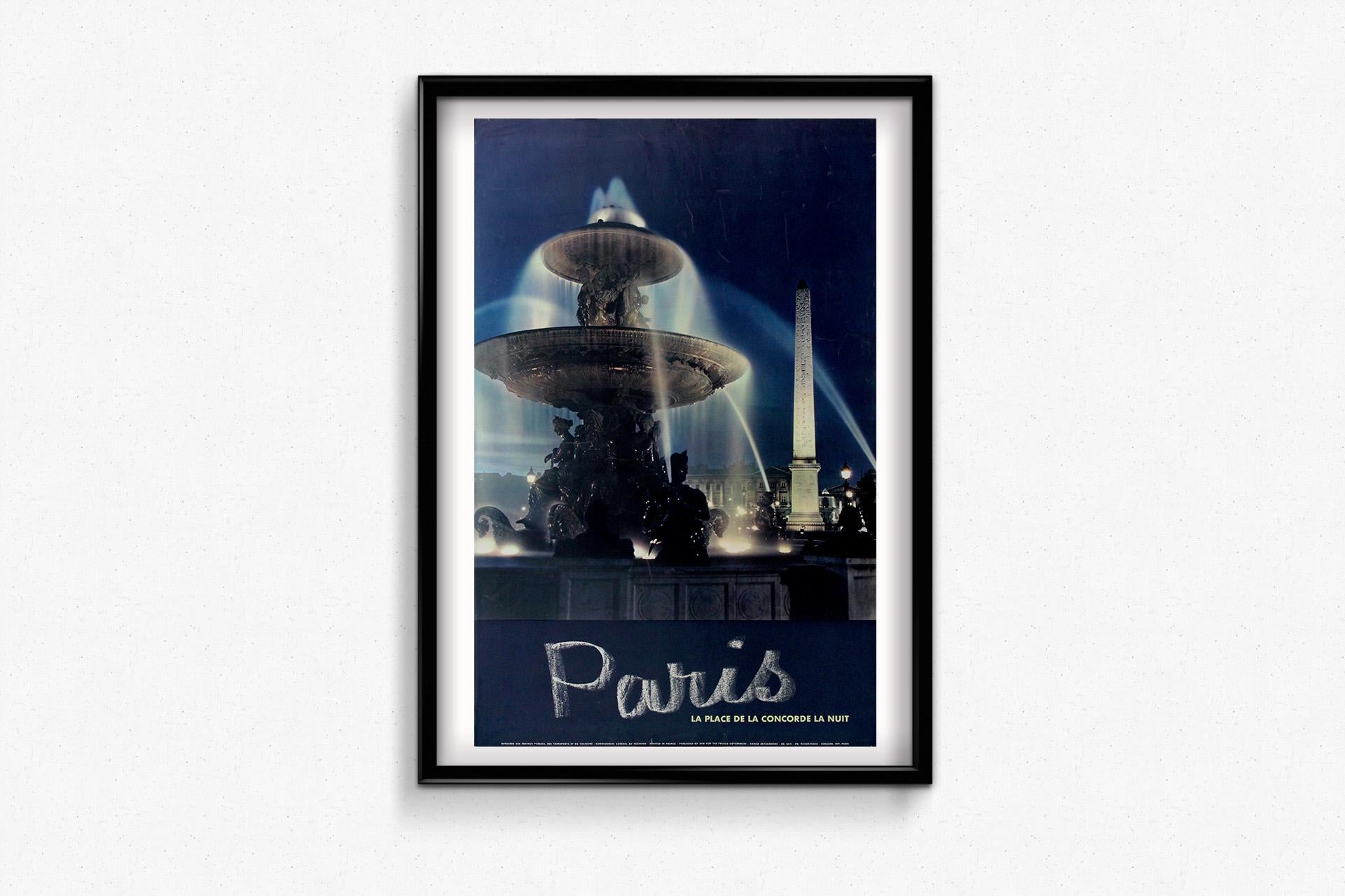 Dieses atemberaubende Original-Reiseplakat von Matchatschek aus dem Jahr 1965 fängt die magische nächtliche Atmosphäre des Place de la Concorde ein, einem der historischsten und großartigsten Plätze von Paris. Im Mittelpunkt der Komposition steht