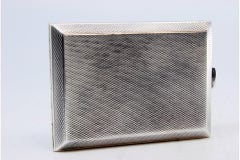 Streichholzbriefchen aus guillochiertem Silber mit Feder auf dem Deckel