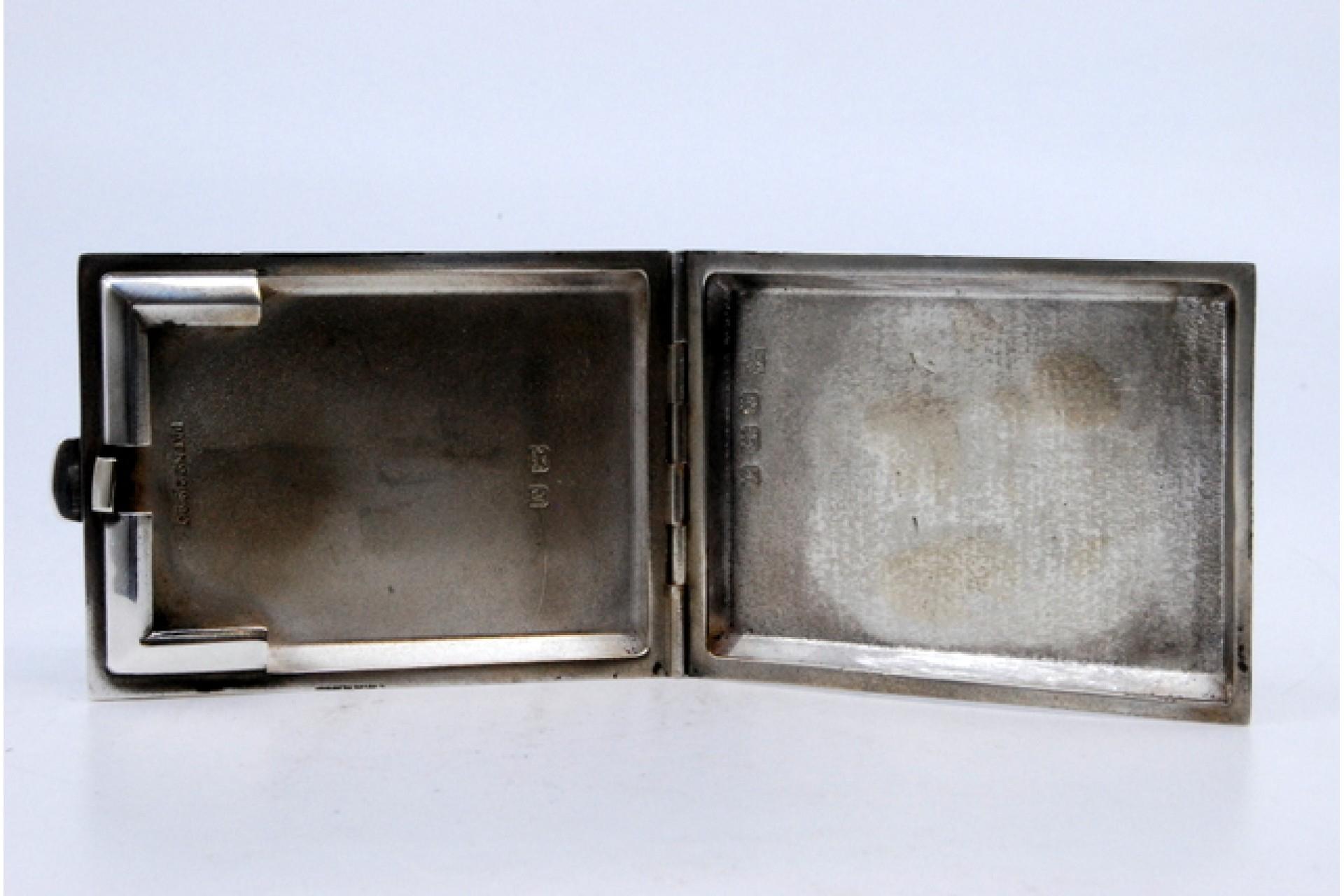 Matchbook in guilloche silver with spring on the lid For Sale 3