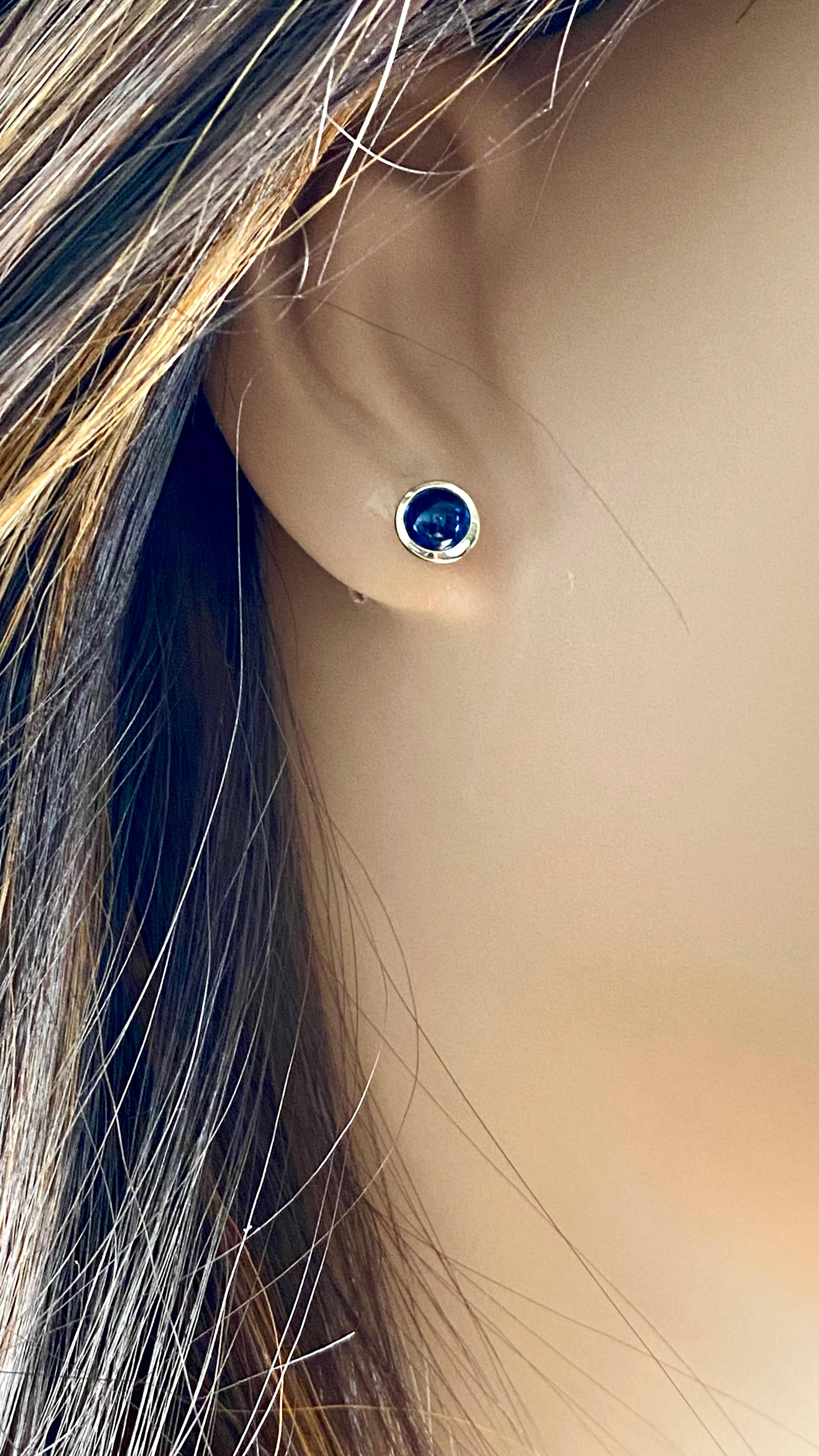 Contemporary Matched 2 Cabochon Sapphires 1.50 Carat Bezel Set Yellow Gold 0.25 Inch Earrings For Sale