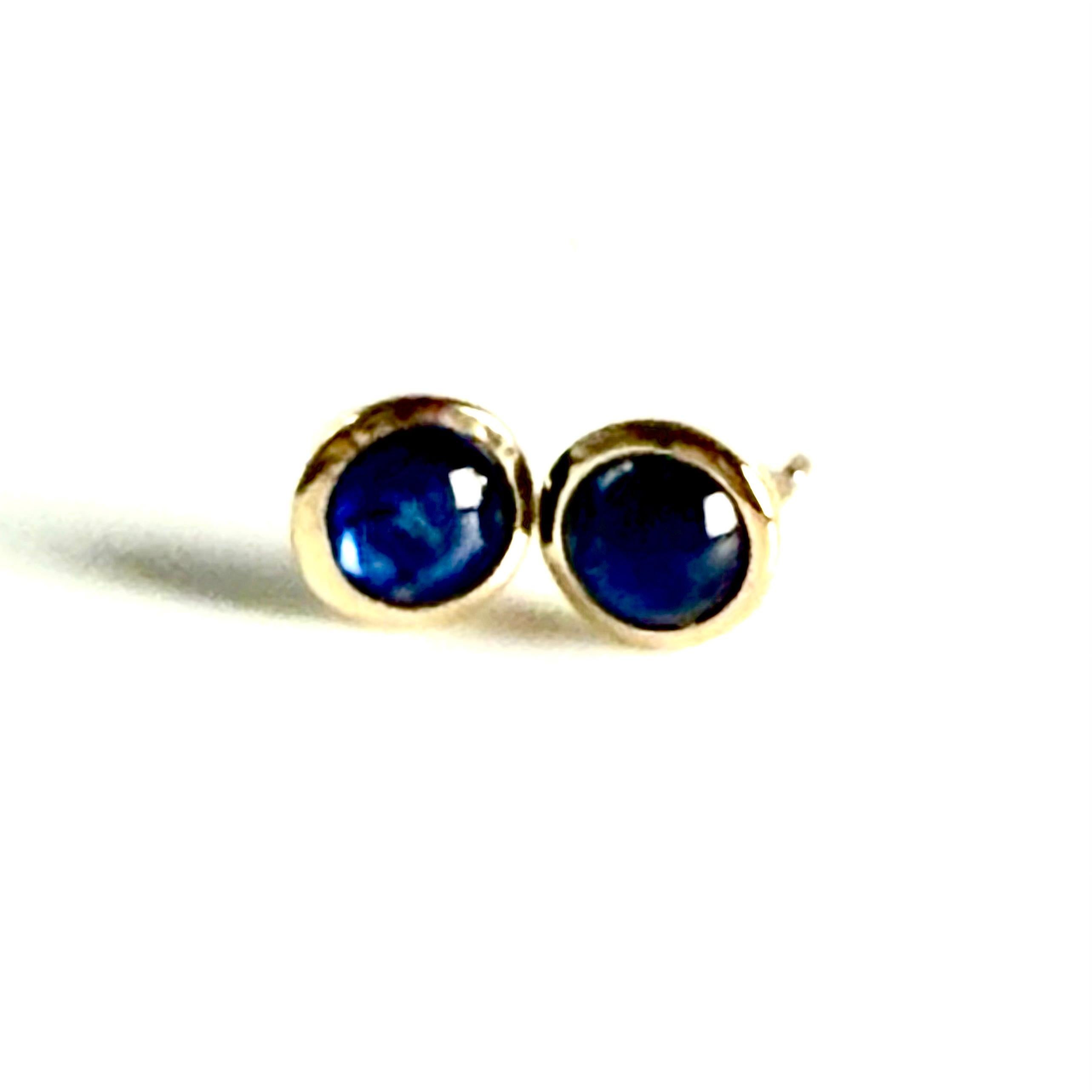 Matched 2 Cabochon Sapphires 1.50 Carat Bezel Set Yellow Gold 0.25 Inch Earrings In New Condition For Sale In New York, NY